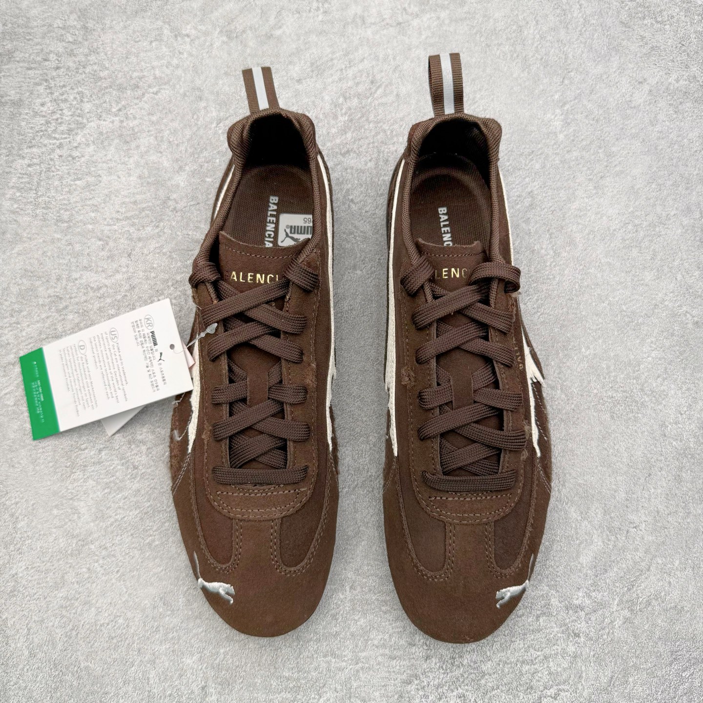 图片[2]-＃KZ纯原 Balenciaga x PUMA/彪马 Speedcat 巴黎世家联名系列薄底鞋牛皮圆头做旧磨损低帮生活休闲鞋 男女同款 口碑大厂出品 品控大底版型不断改良更新 全套原纸板楦头开发 确保原汁原味 完美呈现版型 一比一鞋头弧度高度鞋身弧度 独家私模原厂航空铝磨具打磨大底 鞋头坡度极致还原 无解鞋型 原盒原配 圈内天花板工艺 原厂玻璃冲刀 超高清洁度 全鞋零毛边皮料切割 选用了近两年人气极高的 “薄底鞋” PUMA Speedcat 为蓝本，带来了多个不同配色的联名鞋款。在色调上继承了这双赛车鞋原本的惯用方案，但鞋身侧面标志性的 PUMA Formstrip 标志则采用了 “破坏做旧” 的手法，这也是 Balenciaga 鞋款极为常见的风格。将白色的 PUMA Formstrip 撕掉了一大半，这极为 “粗暴” 的处理方式，在街头绝对有着十足的回头率。鞋头的 PUMA Logo 得以保留，烫金的 BALENCIAGA 字样则表明了它的联名身份，后跟则是鞋款的尺码，这也是 Balenciaga 鞋款的家族习惯。实拍调校N版已经零色差零失真 百分百还原实物色彩所见即所得 不存在货不对板色差等低级问题 选购参考实物拍摄 不混卖不参货 只用心做好货严格选品 承诺混一赔十 尺码：35.5 36 36.5 37.5 38 38.5 39 40 40.5 41 42 42.5 43 44 44.5 45 46-选品中心