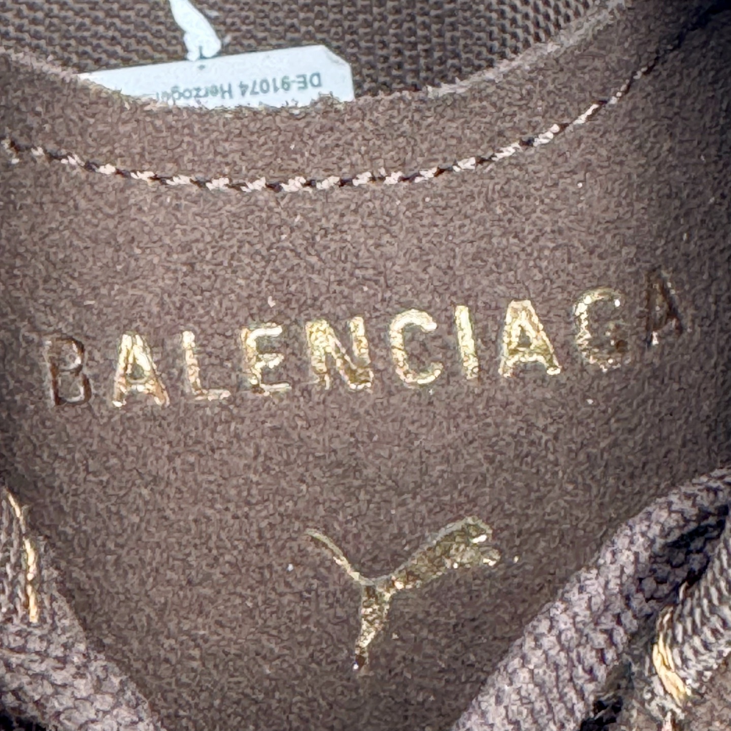 图片[20]-＃KZ纯原 Balenciaga x PUMA/彪马 Speedcat 巴黎世家联名系列薄底鞋牛皮圆头做旧磨损低帮生活休闲鞋 男女同款 口碑大厂出品 品控大底版型不断改良更新 全套原纸板楦头开发 确保原汁原味 完美呈现版型 一比一鞋头弧度高度鞋身弧度 独家私模原厂航空铝磨具打磨大底 鞋头坡度极致还原 无解鞋型 原盒原配 圈内天花板工艺 原厂玻璃冲刀 超高清洁度 全鞋零毛边皮料切割 选用了近两年人气极高的 “薄底鞋” PUMA Speedcat 为蓝本，带来了多个不同配色的联名鞋款。在色调上继承了这双赛车鞋原本的惯用方案，但鞋身侧面标志性的 PUMA Formstrip 标志则采用了 “破坏做旧” 的手法，这也是 Balenciaga 鞋款极为常见的风格。将白色的 PUMA Formstrip 撕掉了一大半，这极为 “粗暴” 的处理方式，在街头绝对有着十足的回头率。鞋头的 PUMA Logo 得以保留，烫金的 BALENCIAGA 字样则表明了它的联名身份，后跟则是鞋款的尺码，这也是 Balenciaga 鞋款的家族习惯。实拍调校N版已经零色差零失真 百分百还原实物色彩所见即所得 不存在货不对板色差等低级问题 选购参考实物拍摄 不混卖不参货 只用心做好货严格选品 承诺混一赔十 尺码：35.5 36 36.5 37.5 38 38.5 39 40 40.5 41 42 42.5 43 44 44.5 45 46-选品中心