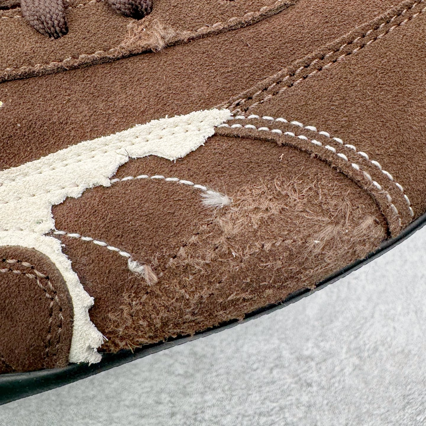 图片[15]-＃KZ纯原 Balenciaga x PUMA/彪马 Speedcat 巴黎世家联名系列薄底鞋牛皮圆头做旧磨损低帮生活休闲鞋 男女同款 口碑大厂出品 品控大底版型不断改良更新 全套原纸板楦头开发 确保原汁原味 完美呈现版型 一比一鞋头弧度高度鞋身弧度 独家私模原厂航空铝磨具打磨大底 鞋头坡度极致还原 无解鞋型 原盒原配 圈内天花板工艺 原厂玻璃冲刀 超高清洁度 全鞋零毛边皮料切割 选用了近两年人气极高的 “薄底鞋” PUMA Speedcat 为蓝本，带来了多个不同配色的联名鞋款。在色调上继承了这双赛车鞋原本的惯用方案，但鞋身侧面标志性的 PUMA Formstrip 标志则采用了 “破坏做旧” 的手法，这也是 Balenciaga 鞋款极为常见的风格。将白色的 PUMA Formstrip 撕掉了一大半，这极为 “粗暴” 的处理方式，在街头绝对有着十足的回头率。鞋头的 PUMA Logo 得以保留，烫金的 BALENCIAGA 字样则表明了它的联名身份，后跟则是鞋款的尺码，这也是 Balenciaga 鞋款的家族习惯。实拍调校N版已经零色差零失真 百分百还原实物色彩所见即所得 不存在货不对板色差等低级问题 选购参考实物拍摄 不混卖不参货 只用心做好货严格选品 承诺混一赔十 尺码：35.5 36 36.5 37.5 38 38.5 39 40 40.5 41 42 42.5 43 44 44.5 45 46-选品中心