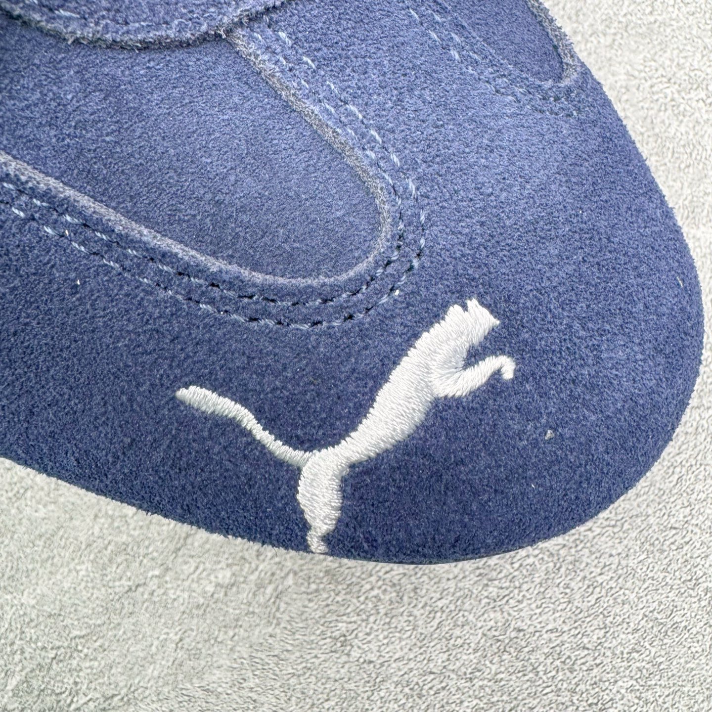 图片[13]-＃KZ纯原 Balenciaga x PUMA/彪马 Speedcat 巴黎世家联名系列薄底鞋牛皮圆头做旧磨损低帮生活休闲鞋 男女同款 口碑大厂出品 品控大底版型不断改良更新 全套原纸板楦头开发 确保原汁原味 完美呈现版型 一比一鞋头弧度高度鞋身弧度 独家私模原厂航空铝磨具打磨大底 鞋头坡度极致还原 无解鞋型 原盒原配 圈内天花板工艺 原厂玻璃冲刀 超高清洁度 全鞋零毛边皮料切割 选用了近两年人气极高的 “薄底鞋” PUMA Speedcat 为蓝本，带来了多个不同配色的联名鞋款。在色调上继承了这双赛车鞋原本的惯用方案，但鞋身侧面标志性的 PUMA Formstrip 标志则采用了 “破坏做旧” 的手法，这也是 Balenciaga 鞋款极为常见的风格。将白色的 PUMA Formstrip 撕掉了一大半，这极为 “粗暴” 的处理方式，在街头绝对有着十足的回头率。鞋头的 PUMA Logo 得以保留，烫金的 BALENCIAGA 字样则表明了它的联名身份，后跟则是鞋款的尺码，这也是 Balenciaga 鞋款的家族习惯。实拍调校N版已经零色差零失真 百分百还原实物色彩所见即所得 不存在货不对板色差等低级问题 选购参考实物拍摄 不混卖不参货 只用心做好货严格选品 承诺混一赔十 尺码：35.5 36 36.5 37.5 38 38.5 39 40 40.5 41 42 42.5 43 44 44.5 45 46-选品中心