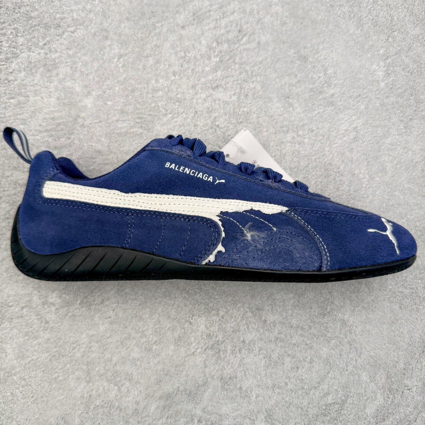 ＃KZ纯原 Balenciaga x PUMA/彪马 Speedcat 巴黎世家联名系列薄底鞋牛皮圆头做旧磨损低帮生活休闲鞋 男女同款 口碑大厂出品 品控大底版型不断改良更新 全套原纸板楦头开发 确保原汁原味 完美呈现版型 一比一鞋头弧度高度鞋身弧度 独家私模原厂航空铝磨具打磨大底 鞋头坡度极致还原 无解鞋型 原盒原配 圈内天花板工艺 原厂玻璃冲刀 超高清洁度 全鞋零毛边皮料切割 选用了近两年人气极高的 “薄底鞋” PUMA Speedcat 为蓝本，带来了多个不同配色的联名鞋款。在色调上继承了这双赛车鞋原本的惯用方案，但鞋身侧面标志性的 PUMA Formstrip 标志则采用了 “破坏做旧” 的手法，这也是 Balenciaga 鞋款极为常见的风格。将白色的 PUMA Formstrip 撕掉了一大半，这极为 “粗暴” 的处理方式，在街头绝对有着十足的回头率。鞋头的 PUMA Logo 得以保留，烫金的 BALENCIAGA 字样则表明了它的联名身份，后跟则是鞋款的尺码，这也是 Balenciaga 鞋款的家族习惯。实拍调校N版已经零色差零失真 百分百还原实物色彩所见即所得 不存在货不对板色差等低级问题 选购参考实物拍摄 不混卖不参货 只用心做好货严格选品 承诺混一赔十 尺码：35.5 36 36.5 37.5 38 38.5 39 40 40.5 41 42 42.5 43 44 44.5 45 46-选品中心