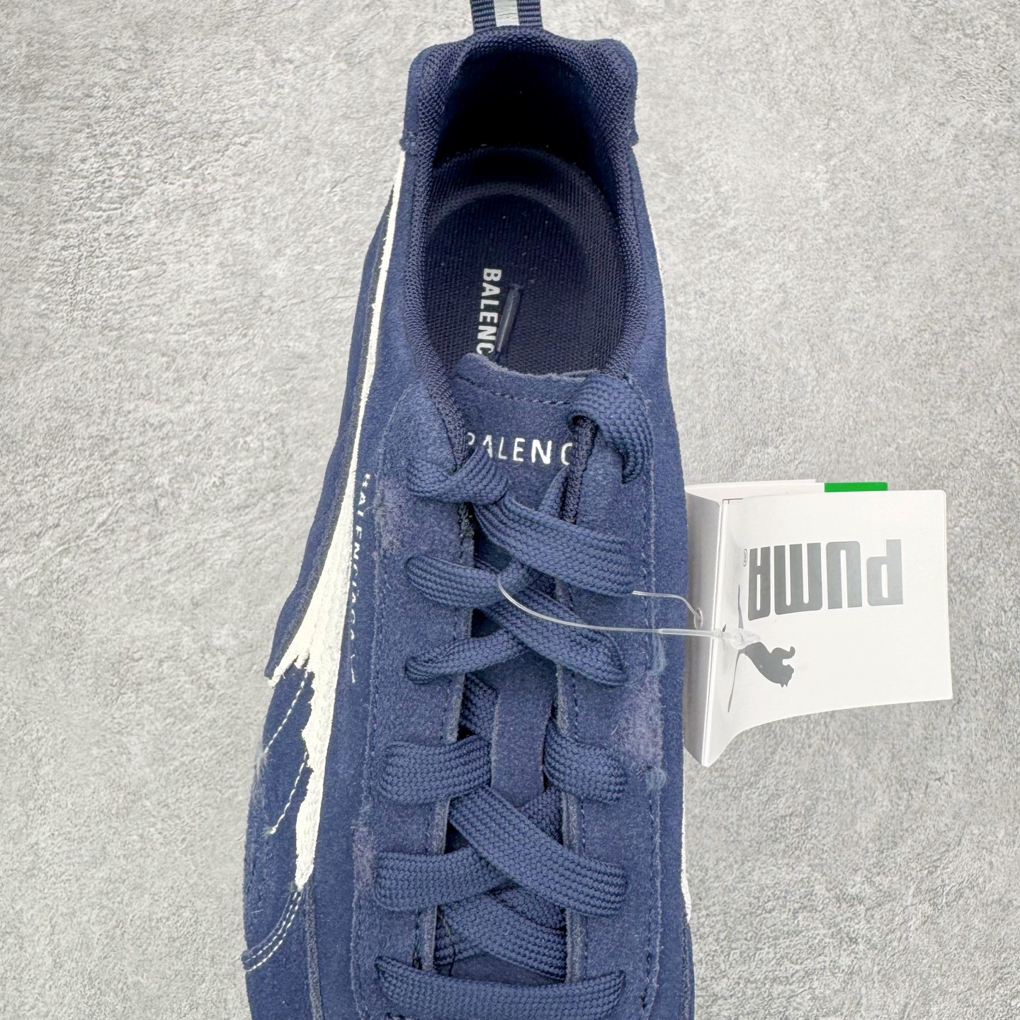 图片[5]-＃KZ纯原 Balenciaga x PUMA/彪马 Speedcat 巴黎世家联名系列薄底鞋牛皮圆头做旧磨损低帮生活休闲鞋 男女同款 口碑大厂出品 品控大底版型不断改良更新 全套原纸板楦头开发 确保原汁原味 完美呈现版型 一比一鞋头弧度高度鞋身弧度 独家私模原厂航空铝磨具打磨大底 鞋头坡度极致还原 无解鞋型 原盒原配 圈内天花板工艺 原厂玻璃冲刀 超高清洁度 全鞋零毛边皮料切割 选用了近两年人气极高的 “薄底鞋” PUMA Speedcat 为蓝本，带来了多个不同配色的联名鞋款。在色调上继承了这双赛车鞋原本的惯用方案，但鞋身侧面标志性的 PUMA Formstrip 标志则采用了 “破坏做旧” 的手法，这也是 Balenciaga 鞋款极为常见的风格。将白色的 PUMA Formstrip 撕掉了一大半，这极为 “粗暴” 的处理方式，在街头绝对有着十足的回头率。鞋头的 PUMA Logo 得以保留，烫金的 BALENCIAGA 字样则表明了它的联名身份，后跟则是鞋款的尺码，这也是 Balenciaga 鞋款的家族习惯。实拍调校N版已经零色差零失真 百分百还原实物色彩所见即所得 不存在货不对板色差等低级问题 选购参考实物拍摄 不混卖不参货 只用心做好货严格选品 承诺混一赔十 尺码：35.5 36 36.5 37.5 38 38.5 39 40 40.5 41 42 42.5 43 44 44.5 45 46-选品中心