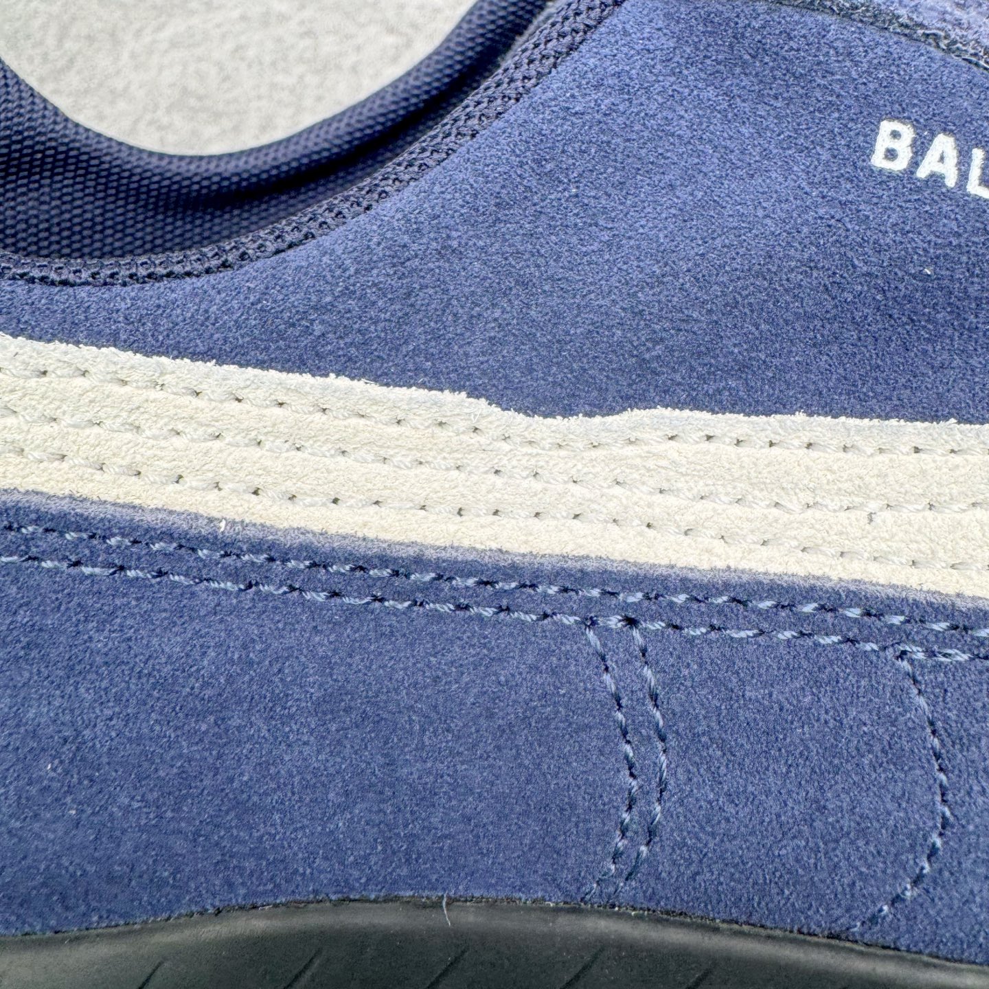 图片[12]-＃KZ纯原 Balenciaga x PUMA/彪马 Speedcat 巴黎世家联名系列薄底鞋牛皮圆头做旧磨损低帮生活休闲鞋 男女同款 口碑大厂出品 品控大底版型不断改良更新 全套原纸板楦头开发 确保原汁原味 完美呈现版型 一比一鞋头弧度高度鞋身弧度 独家私模原厂航空铝磨具打磨大底 鞋头坡度极致还原 无解鞋型 原盒原配 圈内天花板工艺 原厂玻璃冲刀 超高清洁度 全鞋零毛边皮料切割 选用了近两年人气极高的 “薄底鞋” PUMA Speedcat 为蓝本，带来了多个不同配色的联名鞋款。在色调上继承了这双赛车鞋原本的惯用方案，但鞋身侧面标志性的 PUMA Formstrip 标志则采用了 “破坏做旧” 的手法，这也是 Balenciaga 鞋款极为常见的风格。将白色的 PUMA Formstrip 撕掉了一大半，这极为 “粗暴” 的处理方式，在街头绝对有着十足的回头率。鞋头的 PUMA Logo 得以保留，烫金的 BALENCIAGA 字样则表明了它的联名身份，后跟则是鞋款的尺码，这也是 Balenciaga 鞋款的家族习惯。实拍调校N版已经零色差零失真 百分百还原实物色彩所见即所得 不存在货不对板色差等低级问题 选购参考实物拍摄 不混卖不参货 只用心做好货严格选品 承诺混一赔十 尺码：35.5 36 36.5 37.5 38 38.5 39 40 40.5 41 42 42.5 43 44 44.5 45 46-选品中心