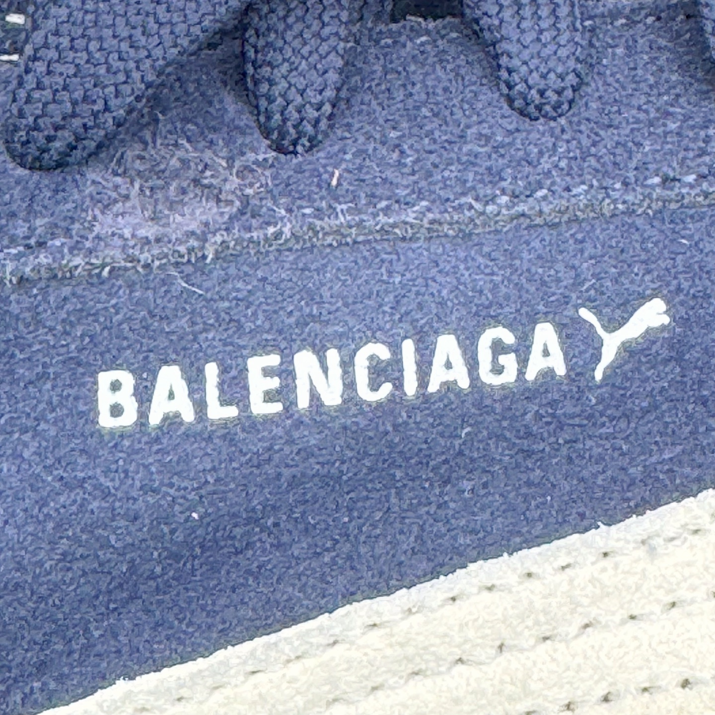 图片[15]-＃KZ纯原 Balenciaga x PUMA/彪马 Speedcat 巴黎世家联名系列薄底鞋牛皮圆头做旧磨损低帮生活休闲鞋 男女同款 口碑大厂出品 品控大底版型不断改良更新 全套原纸板楦头开发 确保原汁原味 完美呈现版型 一比一鞋头弧度高度鞋身弧度 独家私模原厂航空铝磨具打磨大底 鞋头坡度极致还原 无解鞋型 原盒原配 圈内天花板工艺 原厂玻璃冲刀 超高清洁度 全鞋零毛边皮料切割 选用了近两年人气极高的 “薄底鞋” PUMA Speedcat 为蓝本，带来了多个不同配色的联名鞋款。在色调上继承了这双赛车鞋原本的惯用方案，但鞋身侧面标志性的 PUMA Formstrip 标志则采用了 “破坏做旧” 的手法，这也是 Balenciaga 鞋款极为常见的风格。将白色的 PUMA Formstrip 撕掉了一大半，这极为 “粗暴” 的处理方式，在街头绝对有着十足的回头率。鞋头的 PUMA Logo 得以保留，烫金的 BALENCIAGA 字样则表明了它的联名身份，后跟则是鞋款的尺码，这也是 Balenciaga 鞋款的家族习惯。实拍调校N版已经零色差零失真 百分百还原实物色彩所见即所得 不存在货不对板色差等低级问题 选购参考实物拍摄 不混卖不参货 只用心做好货严格选品 承诺混一赔十 尺码：35.5 36 36.5 37.5 38 38.5 39 40 40.5 41 42 42.5 43 44 44.5 45 46-选品中心