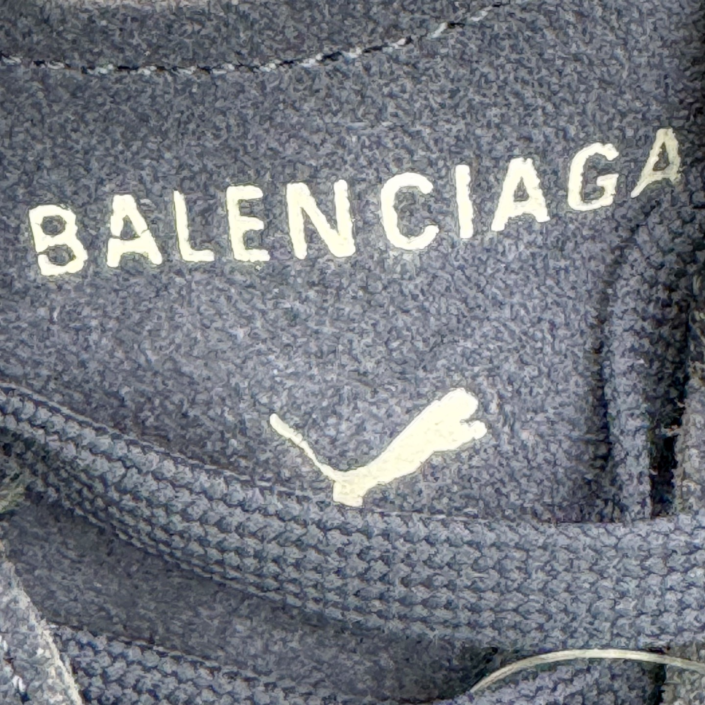 图片[16]-＃KZ纯原 Balenciaga x PUMA/彪马 Speedcat 巴黎世家联名系列薄底鞋牛皮圆头做旧磨损低帮生活休闲鞋 男女同款 口碑大厂出品 品控大底版型不断改良更新 全套原纸板楦头开发 确保原汁原味 完美呈现版型 一比一鞋头弧度高度鞋身弧度 独家私模原厂航空铝磨具打磨大底 鞋头坡度极致还原 无解鞋型 原盒原配 圈内天花板工艺 原厂玻璃冲刀 超高清洁度 全鞋零毛边皮料切割 选用了近两年人气极高的 “薄底鞋” PUMA Speedcat 为蓝本，带来了多个不同配色的联名鞋款。在色调上继承了这双赛车鞋原本的惯用方案，但鞋身侧面标志性的 PUMA Formstrip 标志则采用了 “破坏做旧” 的手法，这也是 Balenciaga 鞋款极为常见的风格。将白色的 PUMA Formstrip 撕掉了一大半，这极为 “粗暴” 的处理方式，在街头绝对有着十足的回头率。鞋头的 PUMA Logo 得以保留，烫金的 BALENCIAGA 字样则表明了它的联名身份，后跟则是鞋款的尺码，这也是 Balenciaga 鞋款的家族习惯。实拍调校N版已经零色差零失真 百分百还原实物色彩所见即所得 不存在货不对板色差等低级问题 选购参考实物拍摄 不混卖不参货 只用心做好货严格选品 承诺混一赔十 尺码：35.5 36 36.5 37.5 38 38.5 39 40 40.5 41 42 42.5 43 44 44.5 45 46-选品中心