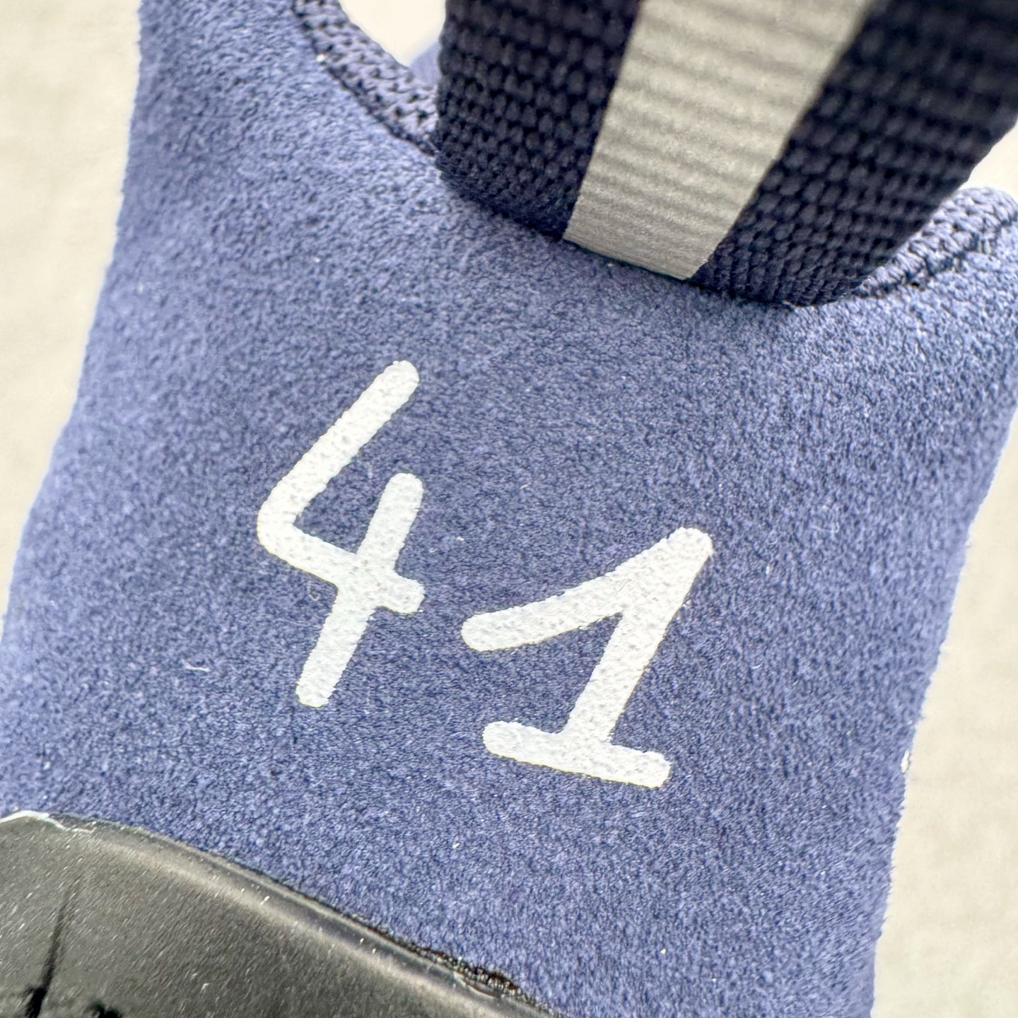 图片[11]-＃KZ纯原 Balenciaga x PUMA/彪马 Speedcat 巴黎世家联名系列薄底鞋牛皮圆头做旧磨损低帮生活休闲鞋 男女同款 口碑大厂出品 品控大底版型不断改良更新 全套原纸板楦头开发 确保原汁原味 完美呈现版型 一比一鞋头弧度高度鞋身弧度 独家私模原厂航空铝磨具打磨大底 鞋头坡度极致还原 无解鞋型 原盒原配 圈内天花板工艺 原厂玻璃冲刀 超高清洁度 全鞋零毛边皮料切割 选用了近两年人气极高的 “薄底鞋” PUMA Speedcat 为蓝本，带来了多个不同配色的联名鞋款。在色调上继承了这双赛车鞋原本的惯用方案，但鞋身侧面标志性的 PUMA Formstrip 标志则采用了 “破坏做旧” 的手法，这也是 Balenciaga 鞋款极为常见的风格。将白色的 PUMA Formstrip 撕掉了一大半，这极为 “粗暴” 的处理方式，在街头绝对有着十足的回头率。鞋头的 PUMA Logo 得以保留，烫金的 BALENCIAGA 字样则表明了它的联名身份，后跟则是鞋款的尺码，这也是 Balenciaga 鞋款的家族习惯。实拍调校N版已经零色差零失真 百分百还原实物色彩所见即所得 不存在货不对板色差等低级问题 选购参考实物拍摄 不混卖不参货 只用心做好货严格选品 承诺混一赔十 尺码：35.5 36 36.5 37.5 38 38.5 39 40 40.5 41 42 42.5 43 44 44.5 45 46-选品中心