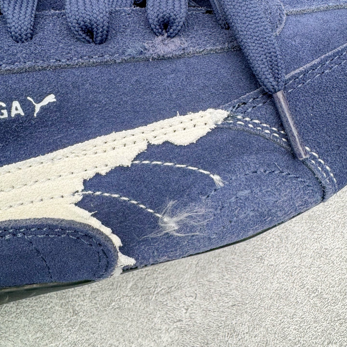 图片[14]-＃KZ纯原 Balenciaga x PUMA/彪马 Speedcat 巴黎世家联名系列薄底鞋牛皮圆头做旧磨损低帮生活休闲鞋 男女同款 口碑大厂出品 品控大底版型不断改良更新 全套原纸板楦头开发 确保原汁原味 完美呈现版型 一比一鞋头弧度高度鞋身弧度 独家私模原厂航空铝磨具打磨大底 鞋头坡度极致还原 无解鞋型 原盒原配 圈内天花板工艺 原厂玻璃冲刀 超高清洁度 全鞋零毛边皮料切割 选用了近两年人气极高的 “薄底鞋” PUMA Speedcat 为蓝本，带来了多个不同配色的联名鞋款。在色调上继承了这双赛车鞋原本的惯用方案，但鞋身侧面标志性的 PUMA Formstrip 标志则采用了 “破坏做旧” 的手法，这也是 Balenciaga 鞋款极为常见的风格。将白色的 PUMA Formstrip 撕掉了一大半，这极为 “粗暴” 的处理方式，在街头绝对有着十足的回头率。鞋头的 PUMA Logo 得以保留，烫金的 BALENCIAGA 字样则表明了它的联名身份，后跟则是鞋款的尺码，这也是 Balenciaga 鞋款的家族习惯。实拍调校N版已经零色差零失真 百分百还原实物色彩所见即所得 不存在货不对板色差等低级问题 选购参考实物拍摄 不混卖不参货 只用心做好货严格选品 承诺混一赔十 尺码：35.5 36 36.5 37.5 38 38.5 39 40 40.5 41 42 42.5 43 44 44.5 45 46-选品中心