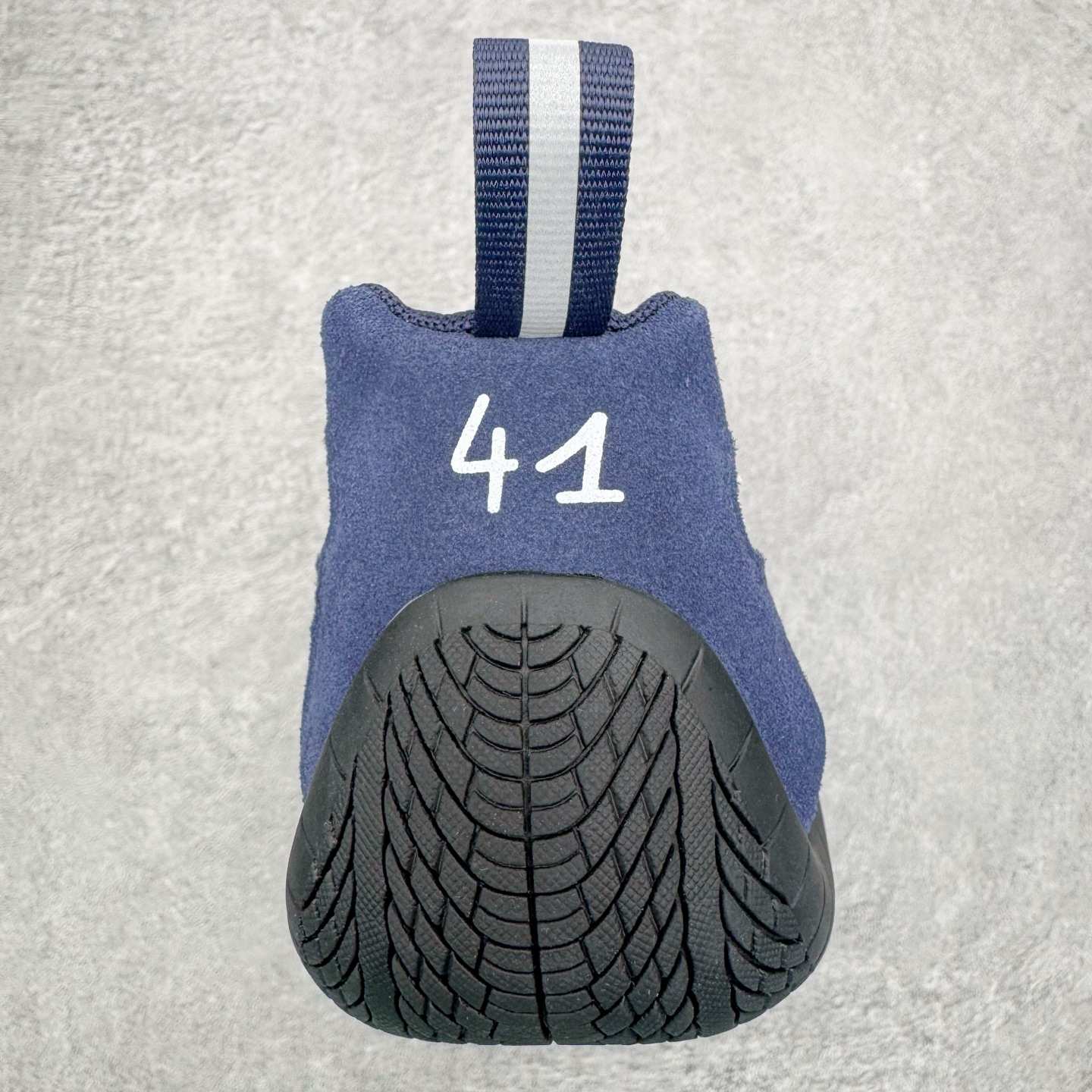 图片[8]-＃KZ纯原 Balenciaga x PUMA/彪马 Speedcat 巴黎世家联名系列薄底鞋牛皮圆头做旧磨损低帮生活休闲鞋 男女同款 口碑大厂出品 品控大底版型不断改良更新 全套原纸板楦头开发 确保原汁原味 完美呈现版型 一比一鞋头弧度高度鞋身弧度 独家私模原厂航空铝磨具打磨大底 鞋头坡度极致还原 无解鞋型 原盒原配 圈内天花板工艺 原厂玻璃冲刀 超高清洁度 全鞋零毛边皮料切割 选用了近两年人气极高的 “薄底鞋” PUMA Speedcat 为蓝本，带来了多个不同配色的联名鞋款。在色调上继承了这双赛车鞋原本的惯用方案，但鞋身侧面标志性的 PUMA Formstrip 标志则采用了 “破坏做旧” 的手法，这也是 Balenciaga 鞋款极为常见的风格。将白色的 PUMA Formstrip 撕掉了一大半，这极为 “粗暴” 的处理方式，在街头绝对有着十足的回头率。鞋头的 PUMA Logo 得以保留，烫金的 BALENCIAGA 字样则表明了它的联名身份，后跟则是鞋款的尺码，这也是 Balenciaga 鞋款的家族习惯。实拍调校N版已经零色差零失真 百分百还原实物色彩所见即所得 不存在货不对板色差等低级问题 选购参考实物拍摄 不混卖不参货 只用心做好货严格选品 承诺混一赔十 尺码：35.5 36 36.5 37.5 38 38.5 39 40 40.5 41 42 42.5 43 44 44.5 45 46-选品中心