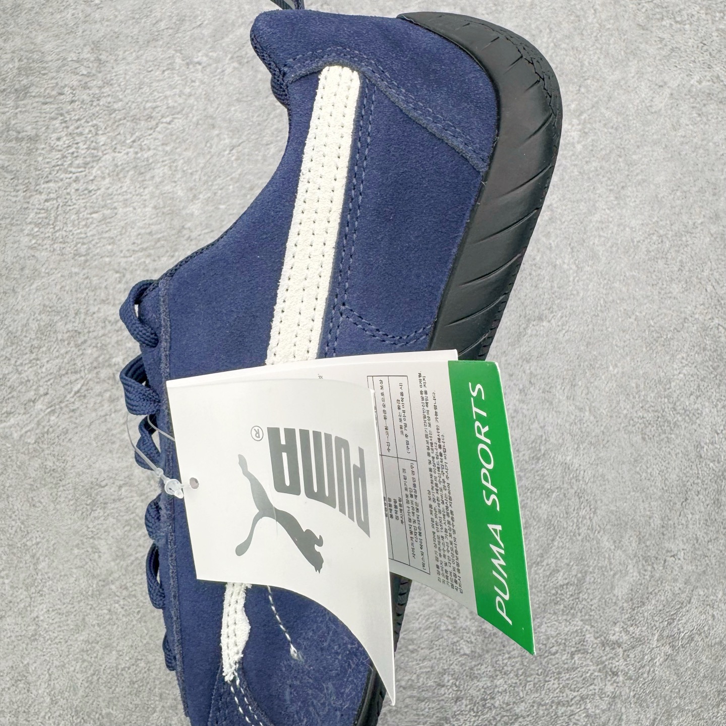 图片[7]-＃KZ纯原 Balenciaga x PUMA/彪马 Speedcat 巴黎世家联名系列薄底鞋牛皮圆头做旧磨损低帮生活休闲鞋 男女同款 口碑大厂出品 品控大底版型不断改良更新 全套原纸板楦头开发 确保原汁原味 完美呈现版型 一比一鞋头弧度高度鞋身弧度 独家私模原厂航空铝磨具打磨大底 鞋头坡度极致还原 无解鞋型 原盒原配 圈内天花板工艺 原厂玻璃冲刀 超高清洁度 全鞋零毛边皮料切割 选用了近两年人气极高的 “薄底鞋” PUMA Speedcat 为蓝本，带来了多个不同配色的联名鞋款。在色调上继承了这双赛车鞋原本的惯用方案，但鞋身侧面标志性的 PUMA Formstrip 标志则采用了 “破坏做旧” 的手法，这也是 Balenciaga 鞋款极为常见的风格。将白色的 PUMA Formstrip 撕掉了一大半，这极为 “粗暴” 的处理方式，在街头绝对有着十足的回头率。鞋头的 PUMA Logo 得以保留，烫金的 BALENCIAGA 字样则表明了它的联名身份，后跟则是鞋款的尺码，这也是 Balenciaga 鞋款的家族习惯。实拍调校N版已经零色差零失真 百分百还原实物色彩所见即所得 不存在货不对板色差等低级问题 选购参考实物拍摄 不混卖不参货 只用心做好货严格选品 承诺混一赔十 尺码：35.5 36 36.5 37.5 38 38.5 39 40 40.5 41 42 42.5 43 44 44.5 45 46-选品中心