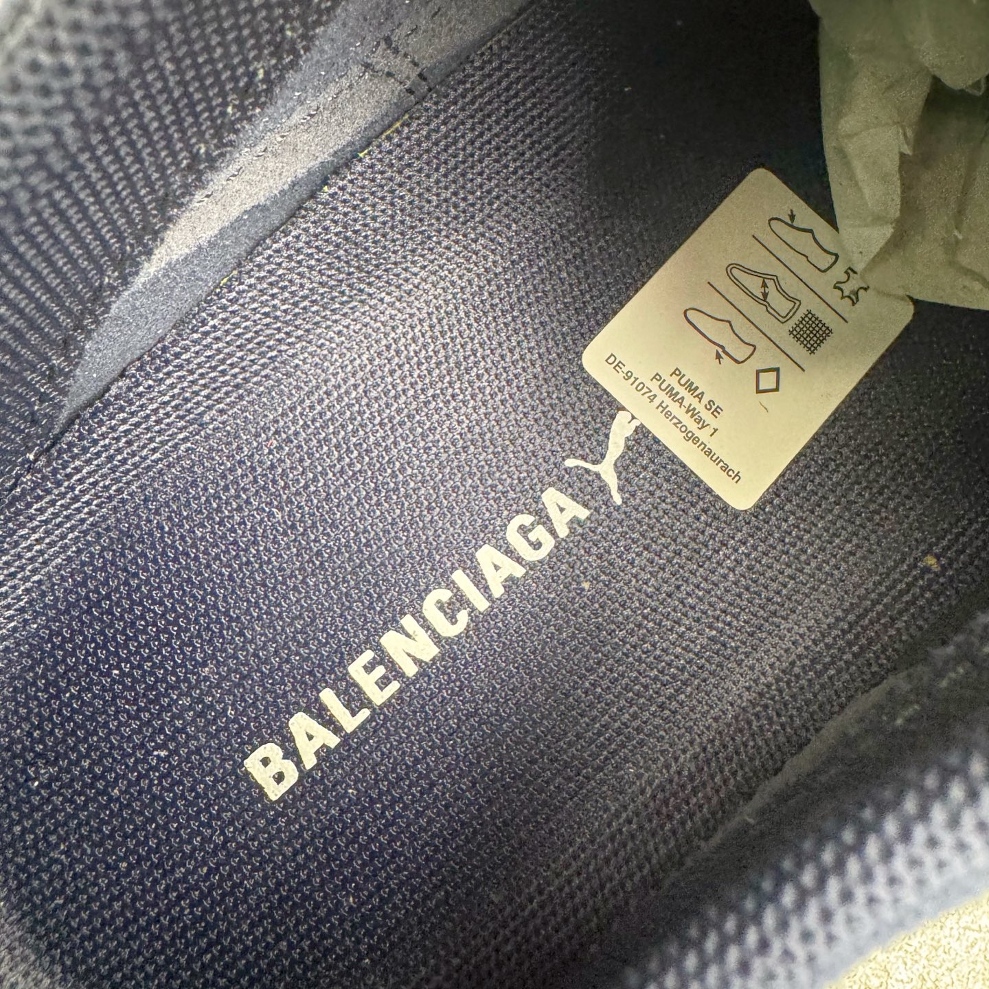 图片[10]-＃KZ纯原 Balenciaga x PUMA/彪马 Speedcat 巴黎世家联名系列薄底鞋牛皮圆头做旧磨损低帮生活休闲鞋 男女同款 口碑大厂出品 品控大底版型不断改良更新 全套原纸板楦头开发 确保原汁原味 完美呈现版型 一比一鞋头弧度高度鞋身弧度 独家私模原厂航空铝磨具打磨大底 鞋头坡度极致还原 无解鞋型 原盒原配 圈内天花板工艺 原厂玻璃冲刀 超高清洁度 全鞋零毛边皮料切割 选用了近两年人气极高的 “薄底鞋” PUMA Speedcat 为蓝本，带来了多个不同配色的联名鞋款。在色调上继承了这双赛车鞋原本的惯用方案，但鞋身侧面标志性的 PUMA Formstrip 标志则采用了 “破坏做旧” 的手法，这也是 Balenciaga 鞋款极为常见的风格。将白色的 PUMA Formstrip 撕掉了一大半，这极为 “粗暴” 的处理方式，在街头绝对有着十足的回头率。鞋头的 PUMA Logo 得以保留，烫金的 BALENCIAGA 字样则表明了它的联名身份，后跟则是鞋款的尺码，这也是 Balenciaga 鞋款的家族习惯。实拍调校N版已经零色差零失真 百分百还原实物色彩所见即所得 不存在货不对板色差等低级问题 选购参考实物拍摄 不混卖不参货 只用心做好货严格选品 承诺混一赔十 尺码：35.5 36 36.5 37.5 38 38.5 39 40 40.5 41 42 42.5 43 44 44.5 45 46-选品中心