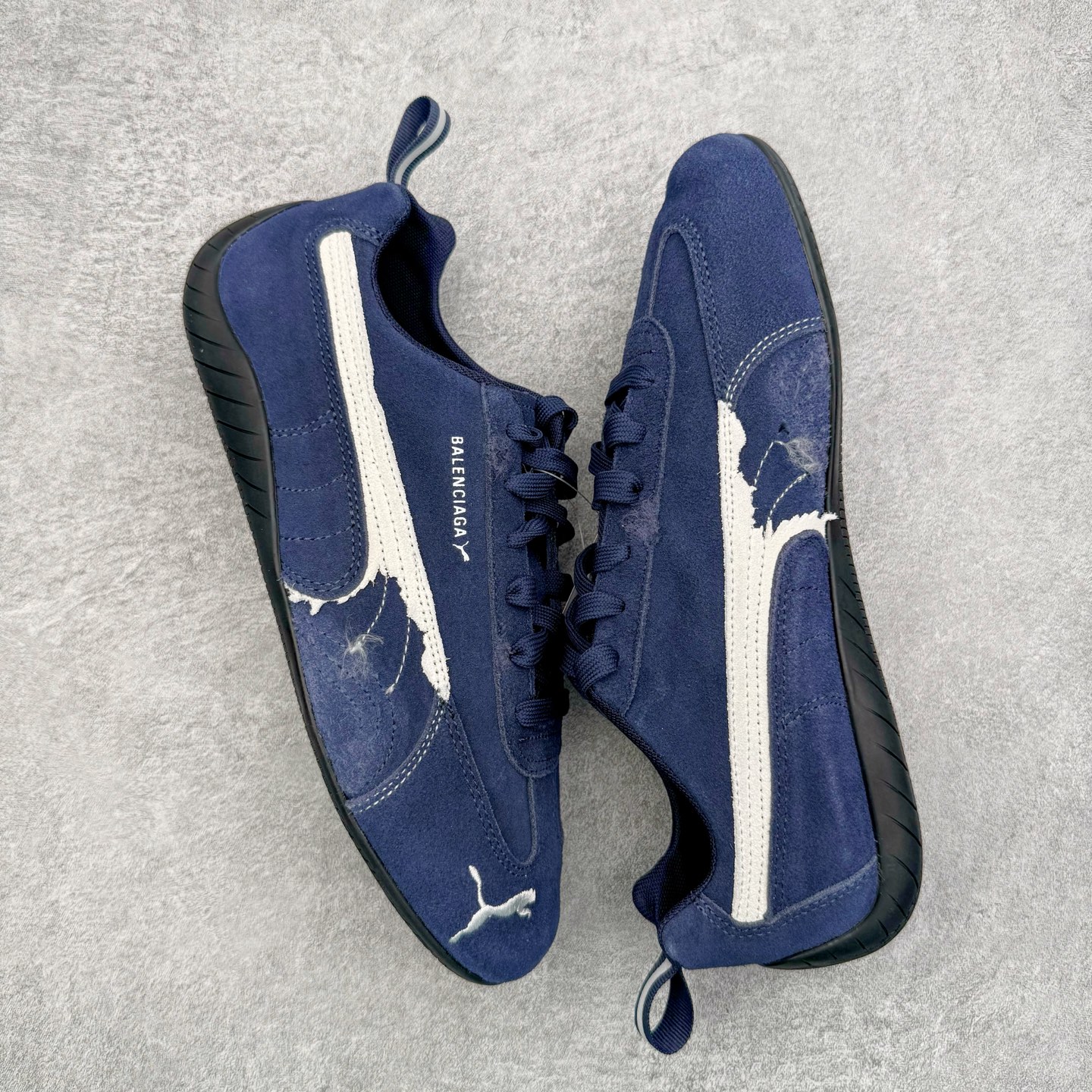 图片[3]-＃KZ纯原 Balenciaga x PUMA/彪马 Speedcat 巴黎世家联名系列薄底鞋牛皮圆头做旧磨损低帮生活休闲鞋 男女同款 口碑大厂出品 品控大底版型不断改良更新 全套原纸板楦头开发 确保原汁原味 完美呈现版型 一比一鞋头弧度高度鞋身弧度 独家私模原厂航空铝磨具打磨大底 鞋头坡度极致还原 无解鞋型 原盒原配 圈内天花板工艺 原厂玻璃冲刀 超高清洁度 全鞋零毛边皮料切割 选用了近两年人气极高的 “薄底鞋” PUMA Speedcat 为蓝本，带来了多个不同配色的联名鞋款。在色调上继承了这双赛车鞋原本的惯用方案，但鞋身侧面标志性的 PUMA Formstrip 标志则采用了 “破坏做旧” 的手法，这也是 Balenciaga 鞋款极为常见的风格。将白色的 PUMA Formstrip 撕掉了一大半，这极为 “粗暴” 的处理方式，在街头绝对有着十足的回头率。鞋头的 PUMA Logo 得以保留，烫金的 BALENCIAGA 字样则表明了它的联名身份，后跟则是鞋款的尺码，这也是 Balenciaga 鞋款的家族习惯。实拍调校N版已经零色差零失真 百分百还原实物色彩所见即所得 不存在货不对板色差等低级问题 选购参考实物拍摄 不混卖不参货 只用心做好货严格选品 承诺混一赔十 尺码：35.5 36 36.5 37.5 38 38.5 39 40 40.5 41 42 42.5 43 44 44.5 45 46-选品中心