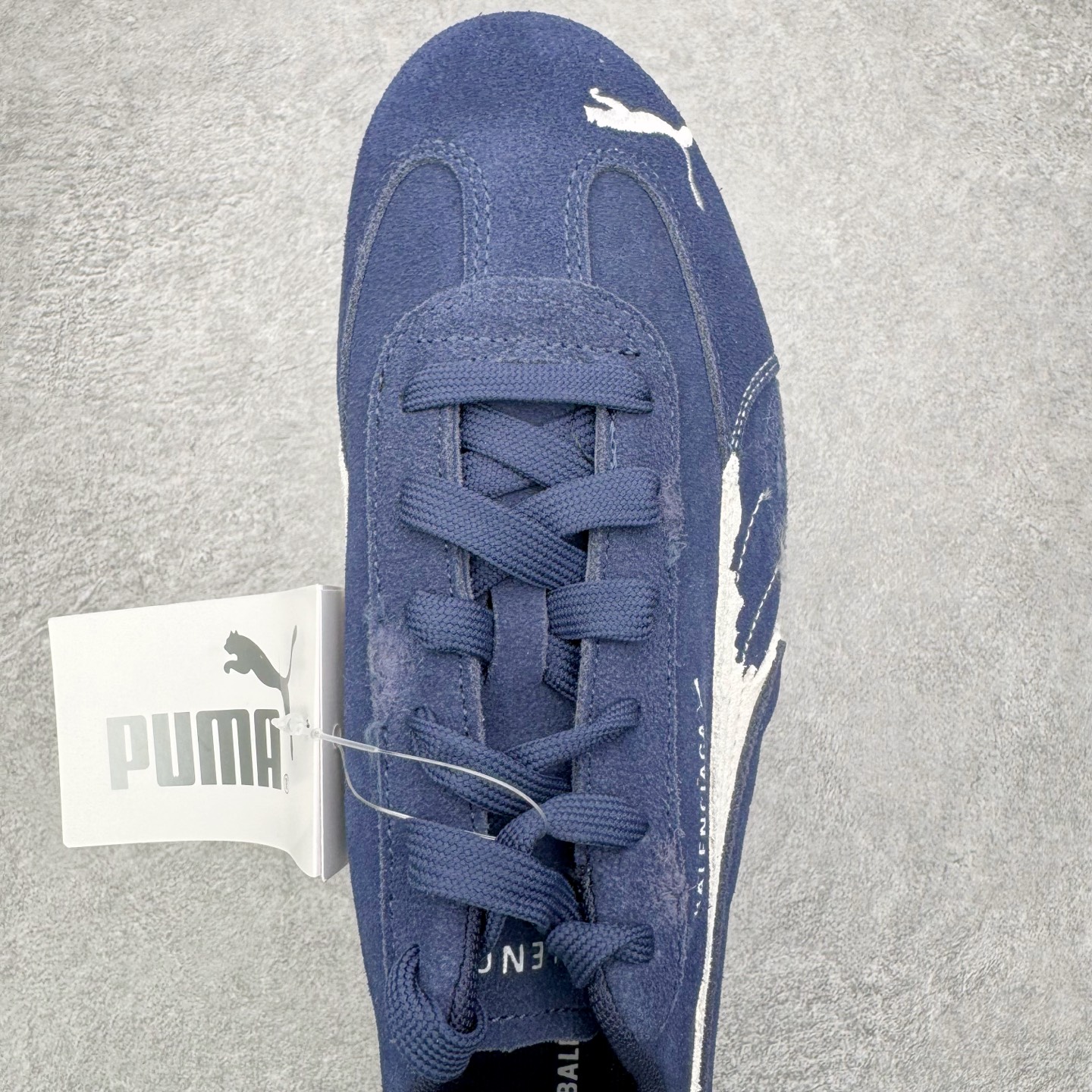 图片[4]-＃KZ纯原 Balenciaga x PUMA/彪马 Speedcat 巴黎世家联名系列薄底鞋牛皮圆头做旧磨损低帮生活休闲鞋 男女同款 口碑大厂出品 品控大底版型不断改良更新 全套原纸板楦头开发 确保原汁原味 完美呈现版型 一比一鞋头弧度高度鞋身弧度 独家私模原厂航空铝磨具打磨大底 鞋头坡度极致还原 无解鞋型 原盒原配 圈内天花板工艺 原厂玻璃冲刀 超高清洁度 全鞋零毛边皮料切割 选用了近两年人气极高的 “薄底鞋” PUMA Speedcat 为蓝本，带来了多个不同配色的联名鞋款。在色调上继承了这双赛车鞋原本的惯用方案，但鞋身侧面标志性的 PUMA Formstrip 标志则采用了 “破坏做旧” 的手法，这也是 Balenciaga 鞋款极为常见的风格。将白色的 PUMA Formstrip 撕掉了一大半，这极为 “粗暴” 的处理方式，在街头绝对有着十足的回头率。鞋头的 PUMA Logo 得以保留，烫金的 BALENCIAGA 字样则表明了它的联名身份，后跟则是鞋款的尺码，这也是 Balenciaga 鞋款的家族习惯。实拍调校N版已经零色差零失真 百分百还原实物色彩所见即所得 不存在货不对板色差等低级问题 选购参考实物拍摄 不混卖不参货 只用心做好货严格选品 承诺混一赔十 尺码：35.5 36 36.5 37.5 38 38.5 39 40 40.5 41 42 42.5 43 44 44.5 45 46-选品中心