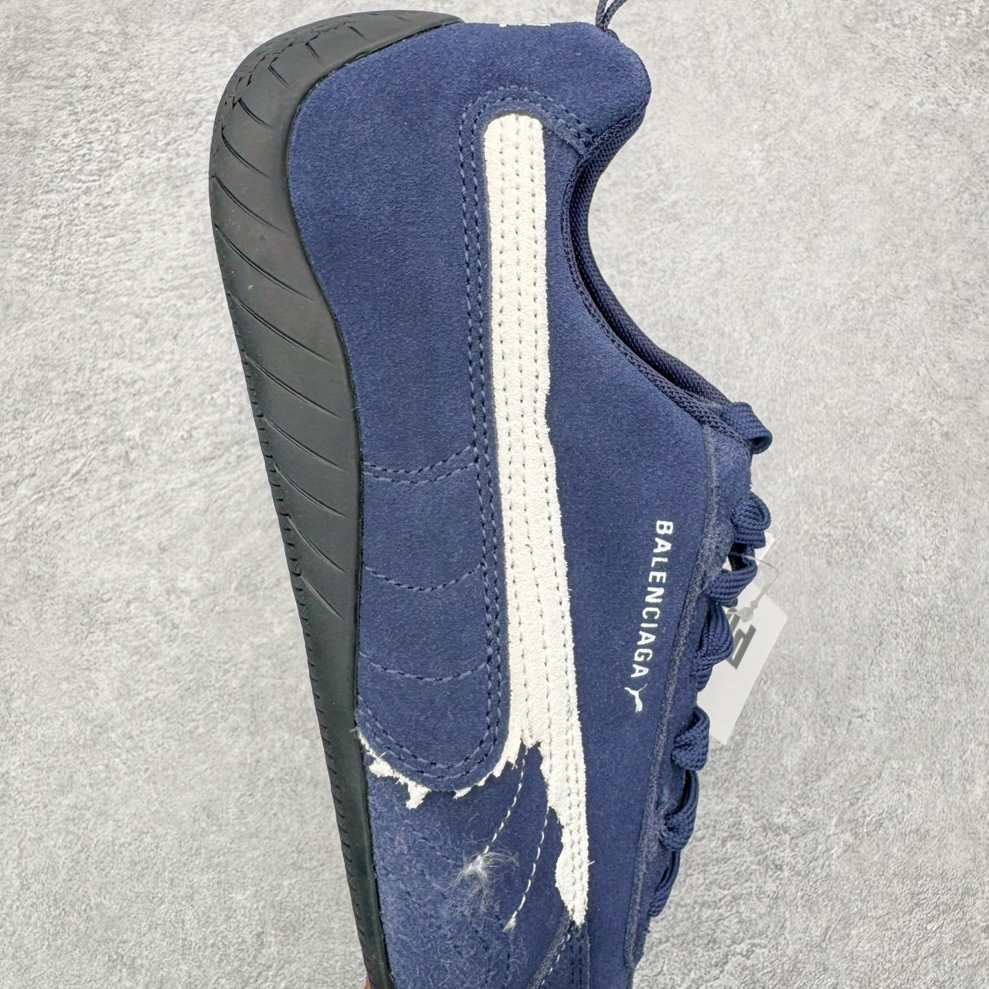 图片[6]-＃KZ纯原 Balenciaga x PUMA/彪马 Speedcat 巴黎世家联名系列薄底鞋牛皮圆头做旧磨损低帮生活休闲鞋 男女同款 口碑大厂出品 品控大底版型不断改良更新 全套原纸板楦头开发 确保原汁原味 完美呈现版型 一比一鞋头弧度高度鞋身弧度 独家私模原厂航空铝磨具打磨大底 鞋头坡度极致还原 无解鞋型 原盒原配 圈内天花板工艺 原厂玻璃冲刀 超高清洁度 全鞋零毛边皮料切割 选用了近两年人气极高的 “薄底鞋” PUMA Speedcat 为蓝本，带来了多个不同配色的联名鞋款。在色调上继承了这双赛车鞋原本的惯用方案，但鞋身侧面标志性的 PUMA Formstrip 标志则采用了 “破坏做旧” 的手法，这也是 Balenciaga 鞋款极为常见的风格。将白色的 PUMA Formstrip 撕掉了一大半，这极为 “粗暴” 的处理方式，在街头绝对有着十足的回头率。鞋头的 PUMA Logo 得以保留，烫金的 BALENCIAGA 字样则表明了它的联名身份，后跟则是鞋款的尺码，这也是 Balenciaga 鞋款的家族习惯。实拍调校N版已经零色差零失真 百分百还原实物色彩所见即所得 不存在货不对板色差等低级问题 选购参考实物拍摄 不混卖不参货 只用心做好货严格选品 承诺混一赔十 尺码：35.5 36 36.5 37.5 38 38.5 39 40 40.5 41 42 42.5 43 44 44.5 45 46-选品中心