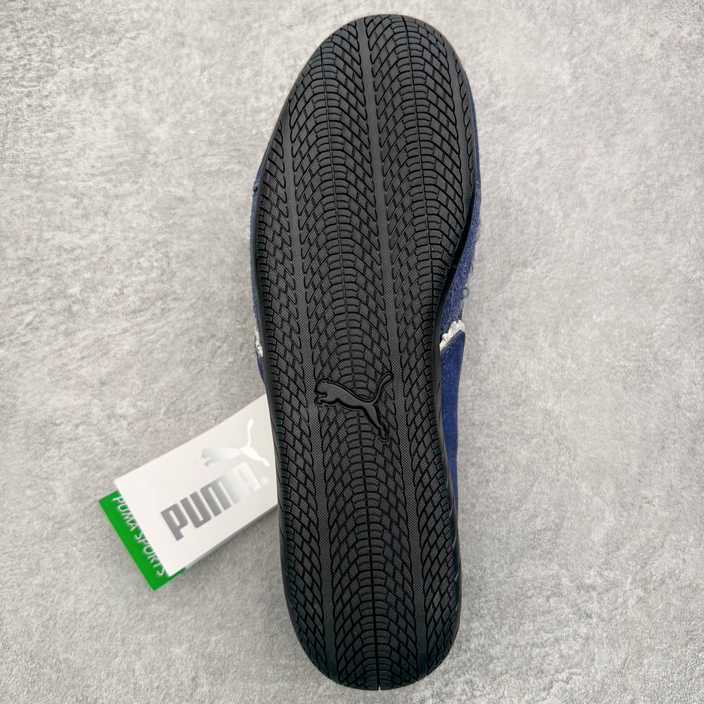 图片[9]-＃KZ纯原 Balenciaga x PUMA/彪马 Speedcat 巴黎世家联名系列薄底鞋牛皮圆头做旧磨损低帮生活休闲鞋 男女同款 口碑大厂出品 品控大底版型不断改良更新 全套原纸板楦头开发 确保原汁原味 完美呈现版型 一比一鞋头弧度高度鞋身弧度 独家私模原厂航空铝磨具打磨大底 鞋头坡度极致还原 无解鞋型 原盒原配 圈内天花板工艺 原厂玻璃冲刀 超高清洁度 全鞋零毛边皮料切割 选用了近两年人气极高的 “薄底鞋” PUMA Speedcat 为蓝本，带来了多个不同配色的联名鞋款。在色调上继承了这双赛车鞋原本的惯用方案，但鞋身侧面标志性的 PUMA Formstrip 标志则采用了 “破坏做旧” 的手法，这也是 Balenciaga 鞋款极为常见的风格。将白色的 PUMA Formstrip 撕掉了一大半，这极为 “粗暴” 的处理方式，在街头绝对有着十足的回头率。鞋头的 PUMA Logo 得以保留，烫金的 BALENCIAGA 字样则表明了它的联名身份，后跟则是鞋款的尺码，这也是 Balenciaga 鞋款的家族习惯。实拍调校N版已经零色差零失真 百分百还原实物色彩所见即所得 不存在货不对板色差等低级问题 选购参考实物拍摄 不混卖不参货 只用心做好货严格选品 承诺混一赔十 尺码：35.5 36 36.5 37.5 38 38.5 39 40 40.5 41 42 42.5 43 44 44.5 45 46-选品中心