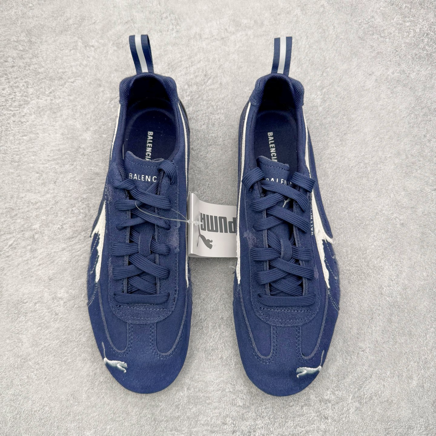 图片[2]-＃KZ纯原 Balenciaga x PUMA/彪马 Speedcat 巴黎世家联名系列薄底鞋牛皮圆头做旧磨损低帮生活休闲鞋 男女同款 口碑大厂出品 品控大底版型不断改良更新 全套原纸板楦头开发 确保原汁原味 完美呈现版型 一比一鞋头弧度高度鞋身弧度 独家私模原厂航空铝磨具打磨大底 鞋头坡度极致还原 无解鞋型 原盒原配 圈内天花板工艺 原厂玻璃冲刀 超高清洁度 全鞋零毛边皮料切割 选用了近两年人气极高的 “薄底鞋” PUMA Speedcat 为蓝本，带来了多个不同配色的联名鞋款。在色调上继承了这双赛车鞋原本的惯用方案，但鞋身侧面标志性的 PUMA Formstrip 标志则采用了 “破坏做旧” 的手法，这也是 Balenciaga 鞋款极为常见的风格。将白色的 PUMA Formstrip 撕掉了一大半，这极为 “粗暴” 的处理方式，在街头绝对有着十足的回头率。鞋头的 PUMA Logo 得以保留，烫金的 BALENCIAGA 字样则表明了它的联名身份，后跟则是鞋款的尺码，这也是 Balenciaga 鞋款的家族习惯。实拍调校N版已经零色差零失真 百分百还原实物色彩所见即所得 不存在货不对板色差等低级问题 选购参考实物拍摄 不混卖不参货 只用心做好货严格选品 承诺混一赔十 尺码：35.5 36 36.5 37.5 38 38.5 39 40 40.5 41 42 42.5 43 44 44.5 45 46-选品中心