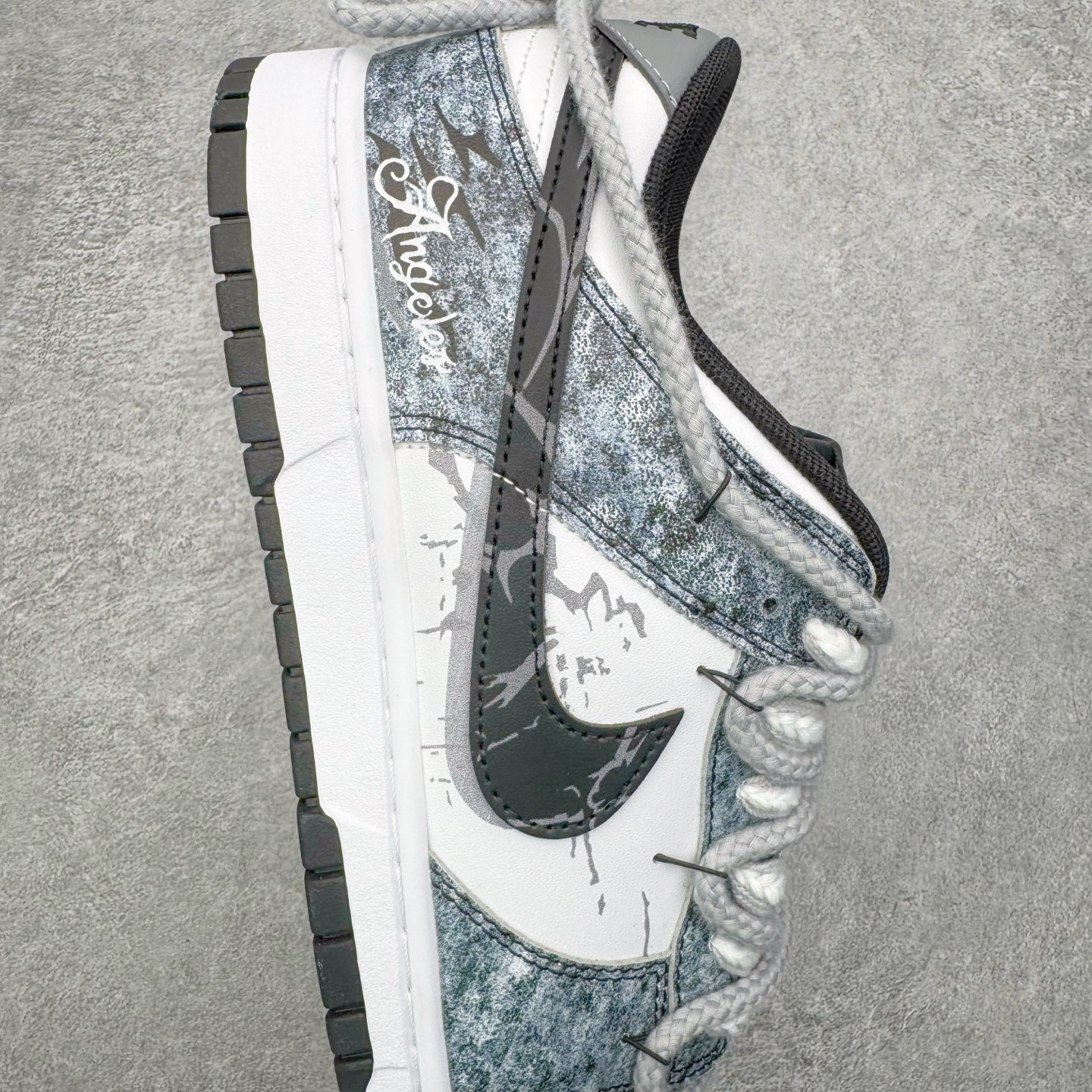 图片[6]-＃YC纯原 NK Dunk Low 弑影灵契 DD1391-100 定制系列天花板 无原鞋不开发 全系列得物原鞋一比一校对开发 配色持续更新中 终端对接 优势输出 全套原厂楦头原纸板数据档案倾力打造 原汁原味莞产 极致还原 圈内最强针车工艺 高端零售指定版 广东原厂配套原盒原标 鞋盒分三个尺码段 原厂冲刀 超高清洁度 全鞋零毛边皮料切割 采用原厂百宏鞋带以及原厂百宏织唛舌标 内标可供原厂几率过验 进口原装条纹中底布 四线拉帮白色点胶 原厂拉帮手法遵循公司 原厂电绣 极致还原 SIZE 40 40.5 41 42 42.5 43 44 44.5 45 46-选品中心