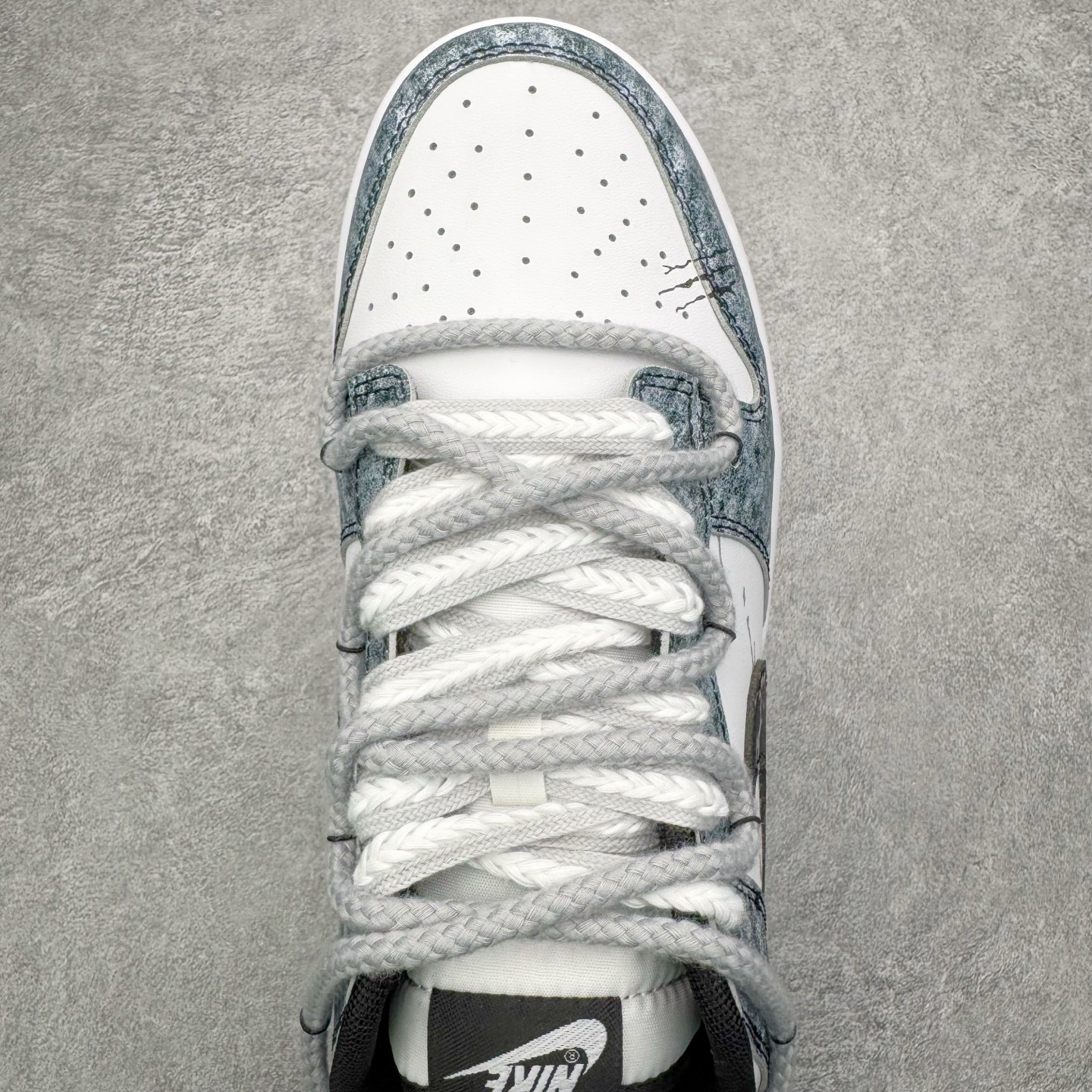 图片[4]-＃YC纯原 NK Dunk Low 弑影灵契 DD1391-100 定制系列天花板 无原鞋不开发 全系列得物原鞋一比一校对开发 配色持续更新中 终端对接 优势输出 全套原厂楦头原纸板数据档案倾力打造 原汁原味莞产 极致还原 圈内最强针车工艺 高端零售指定版 广东原厂配套原盒原标 鞋盒分三个尺码段 原厂冲刀 超高清洁度 全鞋零毛边皮料切割 采用原厂百宏鞋带以及原厂百宏织唛舌标 内标可供原厂几率过验 进口原装条纹中底布 四线拉帮白色点胶 原厂拉帮手法遵循公司 原厂电绣 极致还原 SIZE 40 40.5 41 42 42.5 43 44 44.5 45 46-选品中心