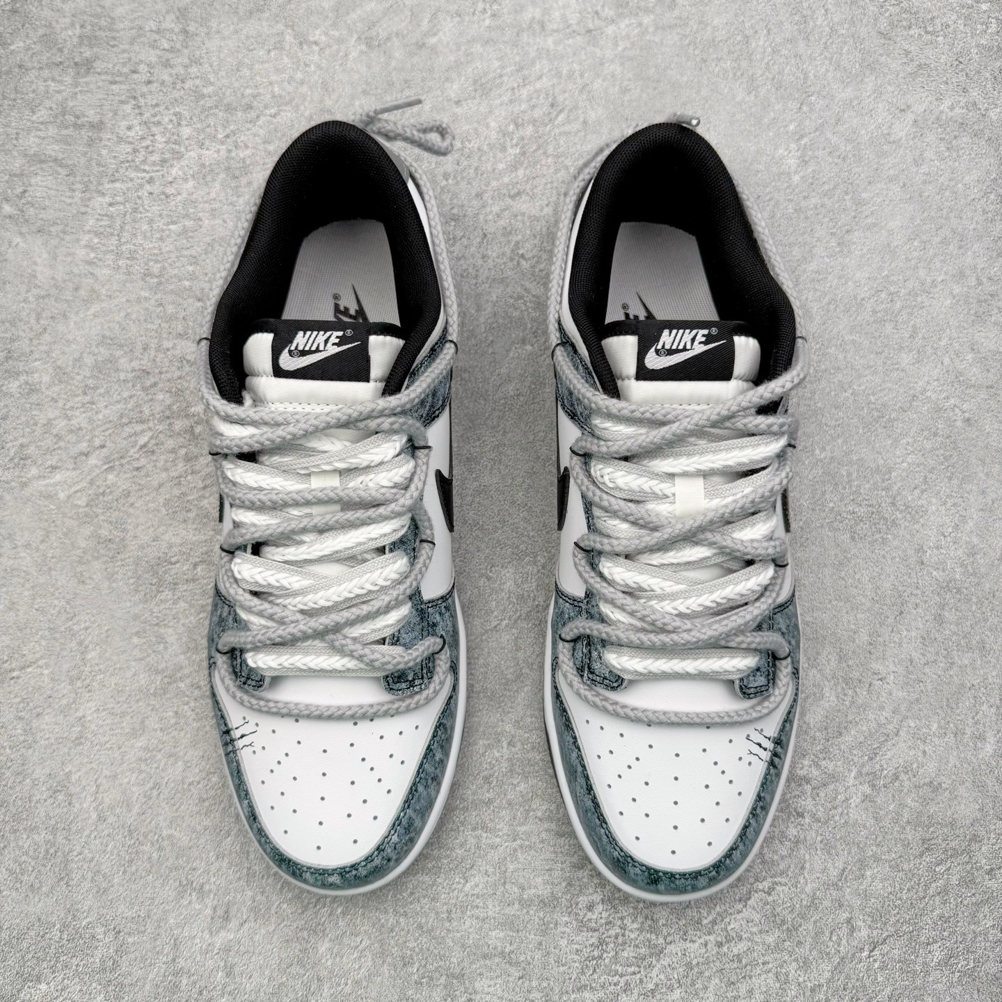 图片[2]-＃YC纯原 NK Dunk Low 弑影灵契 DD1391-100 定制系列天花板 无原鞋不开发 全系列得物原鞋一比一校对开发 配色持续更新中 终端对接 优势输出 全套原厂楦头原纸板数据档案倾力打造 原汁原味莞产 极致还原 圈内最强针车工艺 高端零售指定版 广东原厂配套原盒原标 鞋盒分三个尺码段 原厂冲刀 超高清洁度 全鞋零毛边皮料切割 采用原厂百宏鞋带以及原厂百宏织唛舌标 内标可供原厂几率过验 进口原装条纹中底布 四线拉帮白色点胶 原厂拉帮手法遵循公司 原厂电绣 极致还原 SIZE 40 40.5 41 42 42.5 43 44 44.5 45 46-选品中心