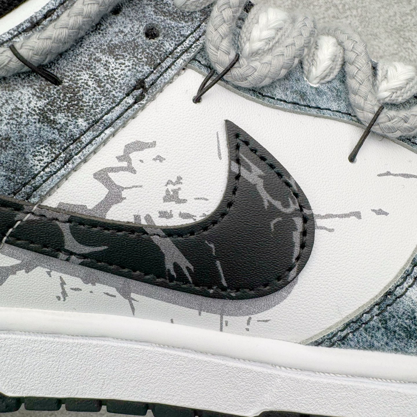 图片[18]-＃YC纯原 NK Dunk Low 弑影灵契 DD1391-100 定制系列天花板 无原鞋不开发 全系列得物原鞋一比一校对开发 配色持续更新中 终端对接 优势输出 全套原厂楦头原纸板数据档案倾力打造 原汁原味莞产 极致还原 圈内最强针车工艺 高端零售指定版 广东原厂配套原盒原标 鞋盒分三个尺码段 原厂冲刀 超高清洁度 全鞋零毛边皮料切割 采用原厂百宏鞋带以及原厂百宏织唛舌标 内标可供原厂几率过验 进口原装条纹中底布 四线拉帮白色点胶 原厂拉帮手法遵循公司 原厂电绣 极致还原 SIZE 40 40.5 41 42 42.5 43 44 44.5 45 46-选品中心