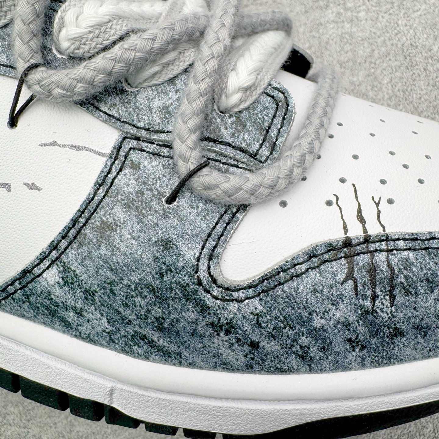 图片[19]-＃YC纯原 NK Dunk Low 弑影灵契 DD1391-100 定制系列天花板 无原鞋不开发 全系列得物原鞋一比一校对开发 配色持续更新中 终端对接 优势输出 全套原厂楦头原纸板数据档案倾力打造 原汁原味莞产 极致还原 圈内最强针车工艺 高端零售指定版 广东原厂配套原盒原标 鞋盒分三个尺码段 原厂冲刀 超高清洁度 全鞋零毛边皮料切割 采用原厂百宏鞋带以及原厂百宏织唛舌标 内标可供原厂几率过验 进口原装条纹中底布 四线拉帮白色点胶 原厂拉帮手法遵循公司 原厂电绣 极致还原 SIZE 40 40.5 41 42 42.5 43 44 44.5 45 46-选品中心