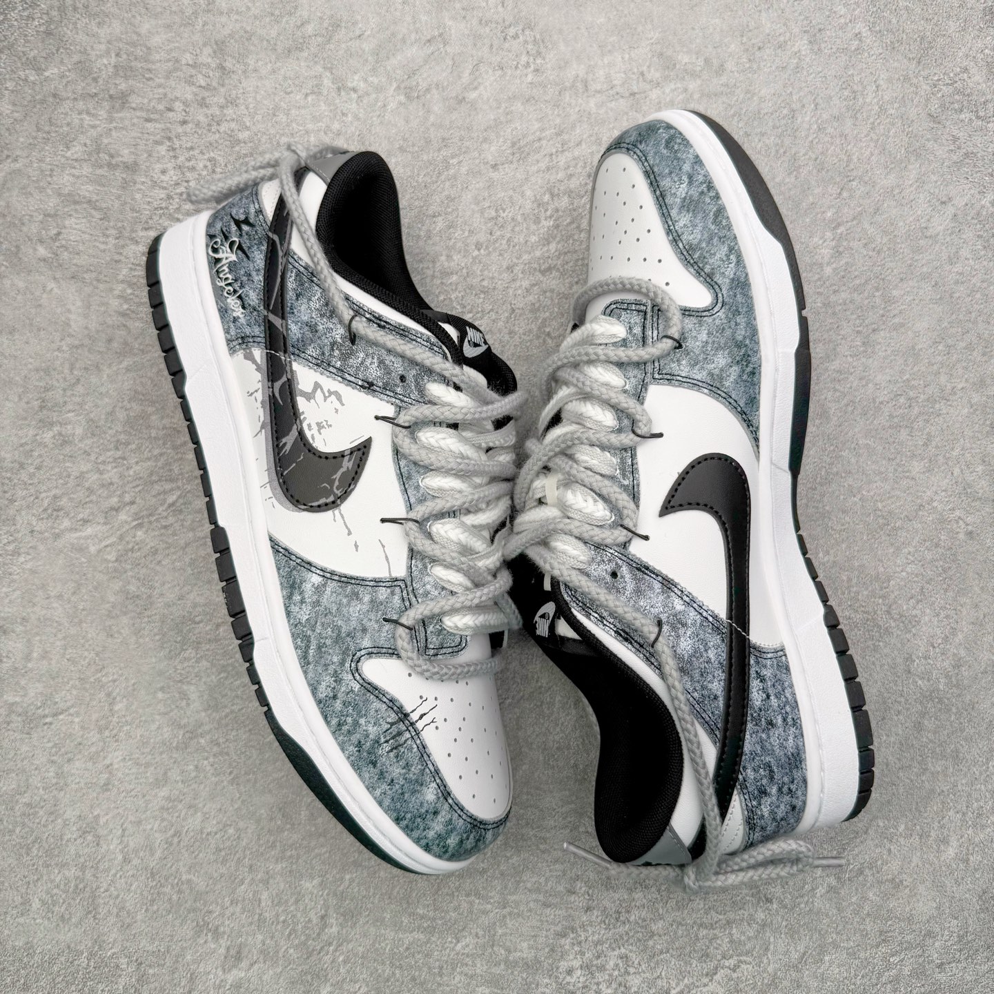 图片[3]-＃YC纯原 NK Dunk Low 弑影灵契 DD1391-100 定制系列天花板 无原鞋不开发 全系列得物原鞋一比一校对开发 配色持续更新中 终端对接 优势输出 全套原厂楦头原纸板数据档案倾力打造 原汁原味莞产 极致还原 圈内最强针车工艺 高端零售指定版 广东原厂配套原盒原标 鞋盒分三个尺码段 原厂冲刀 超高清洁度 全鞋零毛边皮料切割 采用原厂百宏鞋带以及原厂百宏织唛舌标 内标可供原厂几率过验 进口原装条纹中底布 四线拉帮白色点胶 原厂拉帮手法遵循公司 原厂电绣 极致还原 SIZE 40 40.5 41 42 42.5 43 44 44.5 45 46-选品中心