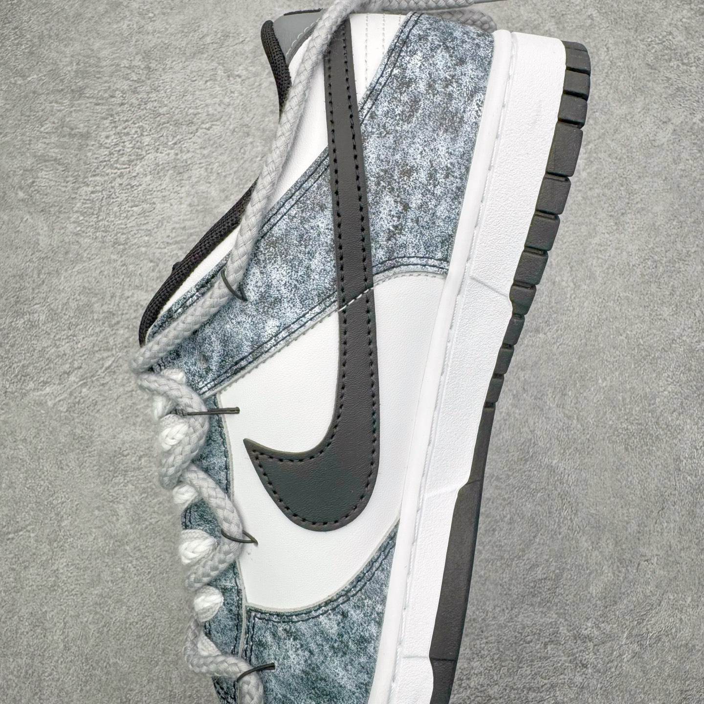 图片[7]-＃YC纯原 NK Dunk Low 弑影灵契 DD1391-100 定制系列天花板 无原鞋不开发 全系列得物原鞋一比一校对开发 配色持续更新中 终端对接 优势输出 全套原厂楦头原纸板数据档案倾力打造 原汁原味莞产 极致还原 圈内最强针车工艺 高端零售指定版 广东原厂配套原盒原标 鞋盒分三个尺码段 原厂冲刀 超高清洁度 全鞋零毛边皮料切割 采用原厂百宏鞋带以及原厂百宏织唛舌标 内标可供原厂几率过验 进口原装条纹中底布 四线拉帮白色点胶 原厂拉帮手法遵循公司 原厂电绣 极致还原 SIZE 40 40.5 41 42 42.5 43 44 44.5 45 46-选品中心