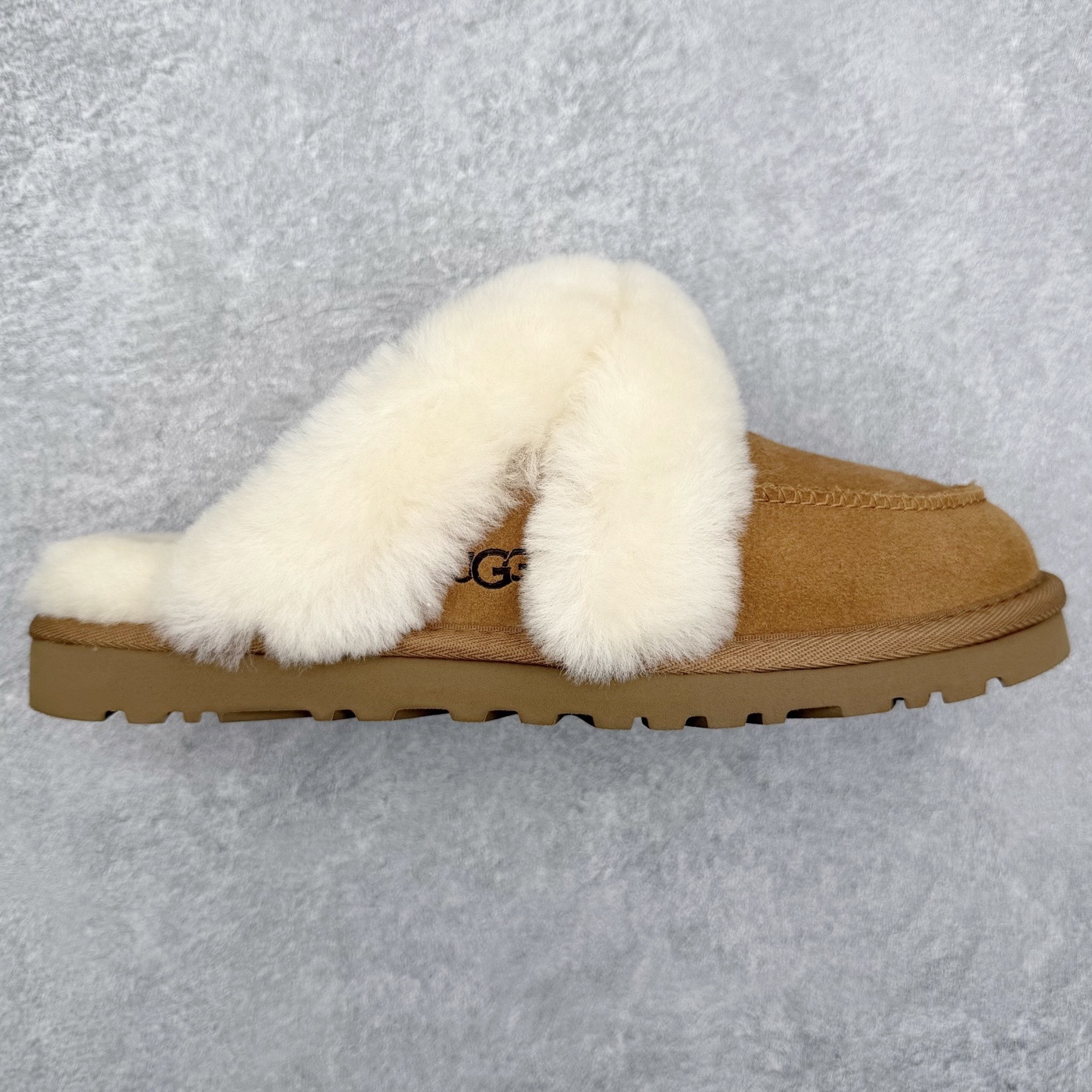 UGG 4571 秋冬羊皮毛一体雪地靴 全鞋采用ZP同厂 隆丰A级澳洲进口羊皮毛一体 品牌代工厂生产线 完全遵循ZP工艺流程 代工厂原厂版师 秉承无原鞋不开发选择 注重每一处细节 市面最正版型 TREADLITE\\\”轻翼\\\”科技外底 轻便/耐用/柔韧/桩型【售后郑重承诺】一个月内若出现重大脱胶/断底等质量问题 直接为您换新!尺码:35 36 37 38 39 40-选品中心