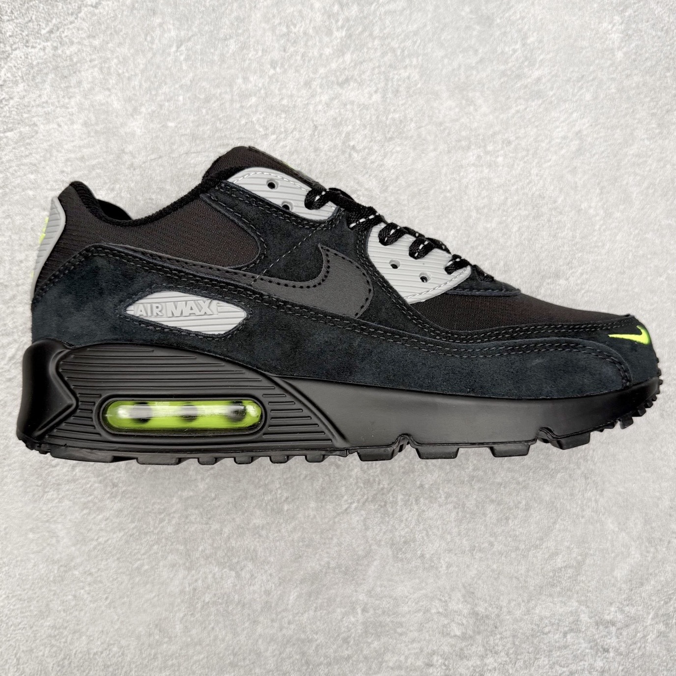 ＃MX版 NK Air MAX 90 气垫复古减震跑步鞋 FQ2377-001 经典重温 独家陆续补货 外单专供大厂出品 品质稳定 一百余色 终端操作 Air Max 90于1990年推出 来自Air Max系列 在Air Max 1的基础上改进而得 增加了气垫面积 外型上也更为流线 最特別的就是加入了菱纹塑胶嵌板 为Air Max 90增添了许多潮流气息 皮革鞋面 造就出色耐穿性和支撑力 Max Air缓震配置搭配泡棉中底 令Air Max 90轻盈而舒适 华夫格橡胶外底 铸就Air Max 90非凡的抓地力 而Air Max 90不仅是一双跑鞋 它成功跨越了时间的演进 成为了球鞋文化与潮流圈中最熟为人知的鞋款之一 尺码：36 36.5 37.5 38 38.5 39 40 40.5 41 42 42.5 43 44 44.5 45-选品中心