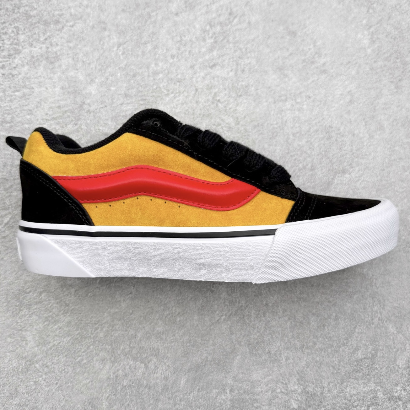 Vans Knu Skool “SUEDE YELLOW” 官方新款 黑黄复古休闲胖胖面包鞋 肥胖版大LOGO原版全皮猪八面料 货号：VN000CS0END 尺码：35 36 36.5 37 38 38.5 39 40 40.5 41 42 42.5 43 44 45 工艺：硫化1：1（重量1：1、真标、原钢印、材质标、鞋型标、合格证）-选品中心