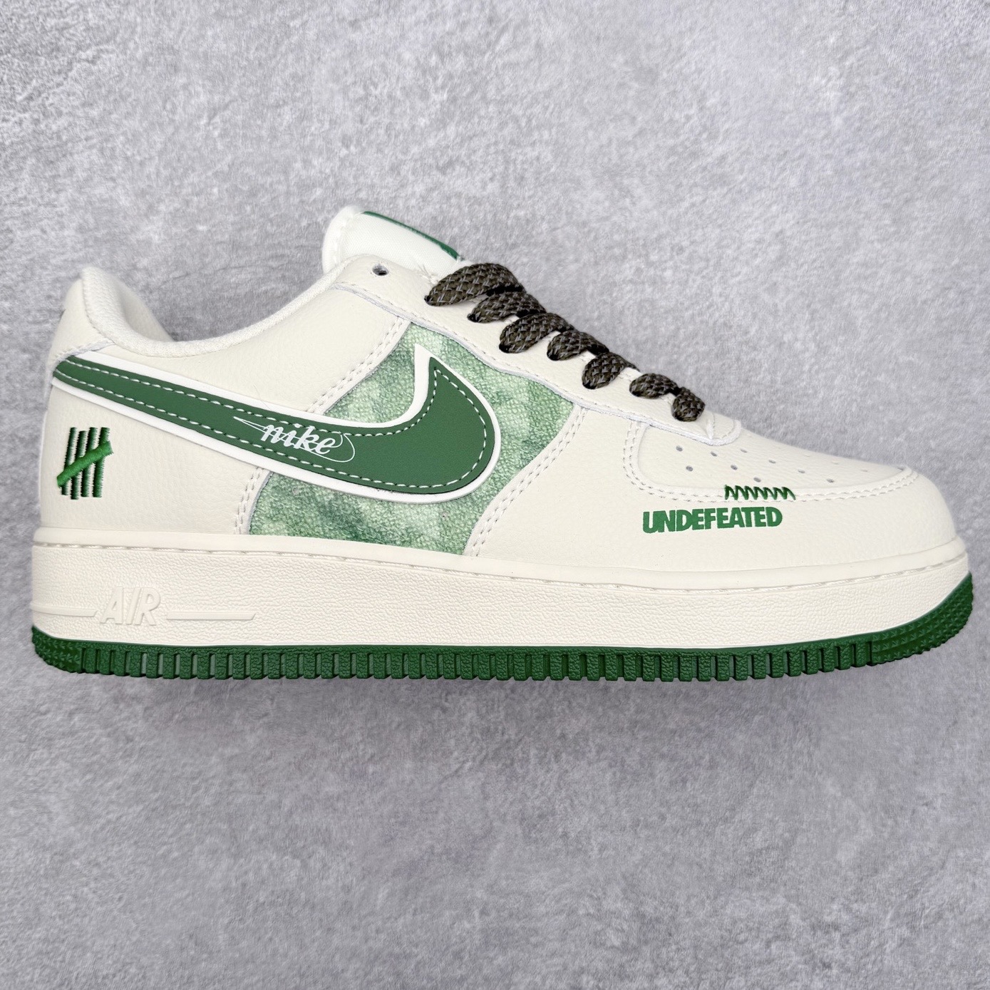 NK Air Force 1´07 Low 空军一号低帮百搭休闲运动板鞋 XY2825-005 柔软、弹性十足的缓震性能和出色的中底设计 横跨复古与现代的外型结合 造就出风靡全球 三十多年的Force 1 直到今天还深受青睐 实拍调校N版已经零色差零失真 百分百还原实物色彩所见即所得 不存在货不对板色差等低级问题 选购参考实物拍摄 不混卖不参货 只用心做好货严格选品 承诺混一赔十 尺码：36 36.5 37.5 38 38.5 39 40 40.5 41 42 42.5 43 44 44.5 45-选品中心