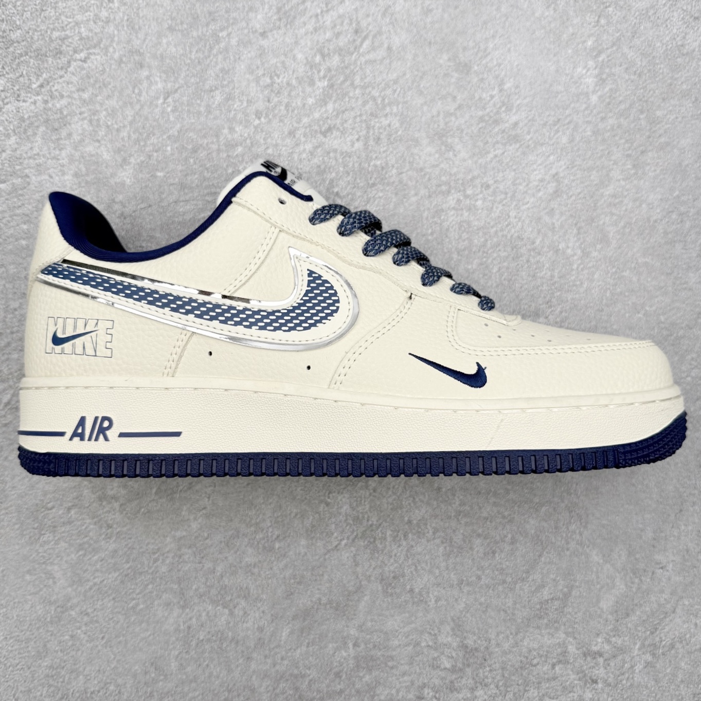 NK Air Force 1´07 Low 空军一号低帮百搭休闲运动板鞋 DF0188-108 柔软、弹性十足的缓震性能和出色的中底设计 横跨复古与现代的外型结合 造就出风靡全球 三十多年的Force 1 直到今天还深受青睐 实拍调校N版已经零色差零失真 百分百还原实物色彩所见即所得 不存在货不对板色差等低级问题 选购参考实物拍摄 不混卖不参货 只用心做好货严格选品 承诺混一赔十 尺码：36 36.5 37.5 38 38.5 39 40 40.5 41 42 42.5 43 44 44.5 45-选品中心