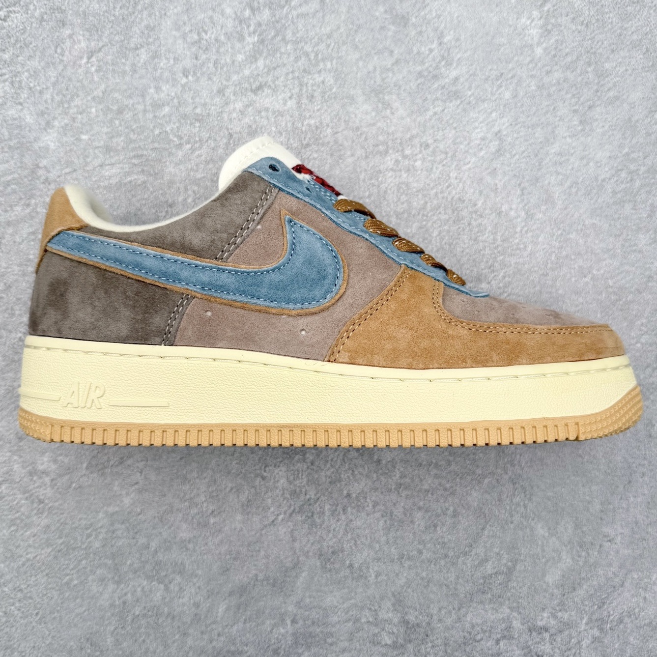 NK Air Force 1´07 Low 空军一号低帮百搭休闲运动板鞋 DD1928-309 柔软、弹性十足的缓震性能和出色的中底设计 横跨复古与现代的外型结合 造就出风靡全球 三十多年的Force 1 直到今天还深受青睐 实拍调校N版已经零色差零失真 百分百还原实物色彩所见即所得 不存在货不对板色差等低级问题 选购参考实物拍摄 不混卖不参货 只用心做好货严格选品 承诺混一赔十 尺码：36 36.5 37.5 38 38.5 39 40 40.5 41 42 42.5 43 44 44.5 45-选品中心