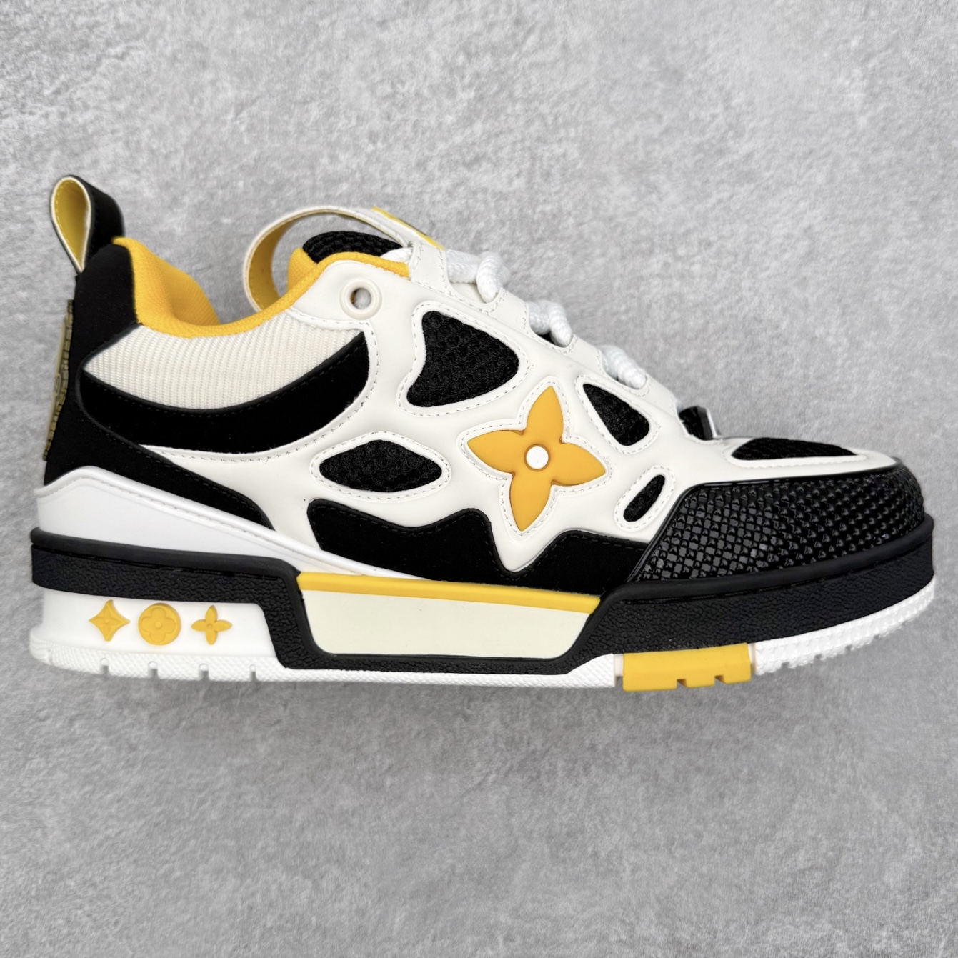 Louis Vuitton Trainer lv时装走秀运动鞋 完美鞋型超高的清洁度 零毛边线头瑕疵 全套原楦原纸版原鞋开模 全网最具灵魂的版型 正确原装黄色鞋盒 正确中底印花 鞋面印花3D高频深度立体 全鞋电脑针车 紧密相连 针距密度一致 环保乳胶注塑鞋垫 厚度脚感还原原版 皮面裁剪部位 统一油边封口工艺 原装橡胶大底含胶量大底组合零偏差 专柜全套包装 防尘袋 说明书 质保卡 男女鞋 尺码：35 36 37 38 39 40 41 42 43 44 45-选品中心