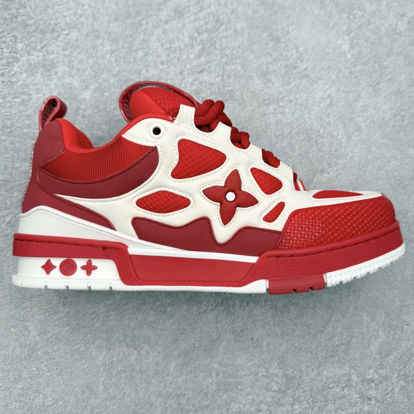 Louis Vuitton Trainer lv时装走秀运动鞋 完美鞋型超高的清洁度 零毛边线头瑕疵 全套原楦原纸版原鞋开模 全网最具灵魂的版型 正确原装黄色鞋盒 正确中底印花 鞋面印花3D高频深度立体 全鞋电脑针车 紧密相连 针距密度一致 环保乳胶注塑鞋垫 厚度脚感还原原版 皮面裁剪部位 统一油边封口工艺 原装橡胶大底含胶量大底组合零偏差 专柜全套包装 防尘袋 说明书 质保卡 男女鞋 尺码：35 36 37 38 39 40 41 42 43 44 45-选品中心