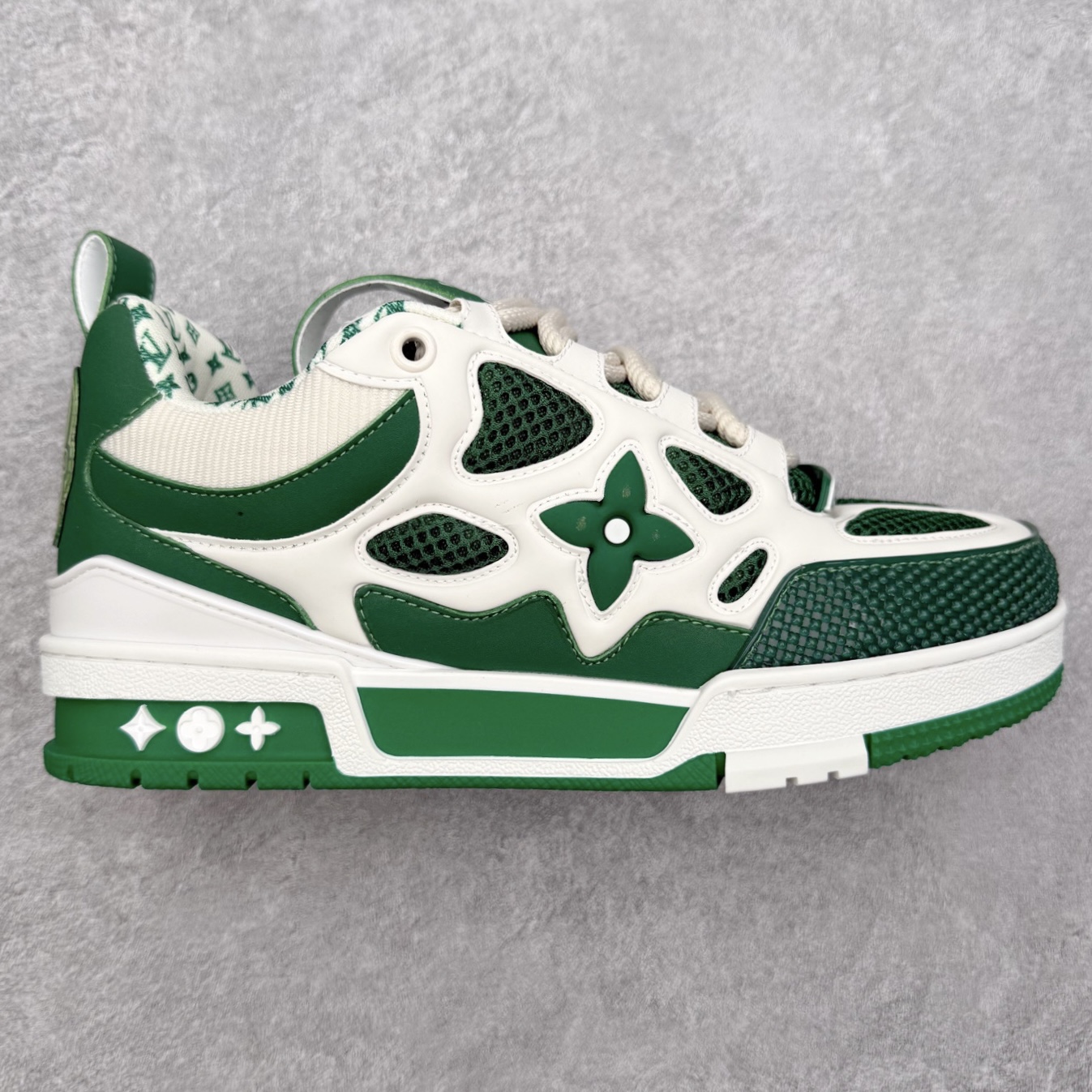 Louis Vuitton Trainer lv时装走秀运动鞋 完美鞋型超高的清洁度 零毛边线头瑕疵 全套原楦原纸版原鞋开模 全网最具灵魂的版型 正确原装黄色鞋盒 正确中底印花 鞋面印花3D高频深度立体 全鞋电脑针车 紧密相连 针距密度一致 环保乳胶注塑鞋垫 厚度脚感还原原版 皮面裁剪部位 统一油边封口工艺 原装橡胶大底含胶量大底组合零偏差 专柜全套包装 防尘袋 说明书 质保卡 男女鞋 尺码：35 36 37 38 39 40 41 42 43 44 45-选品中心