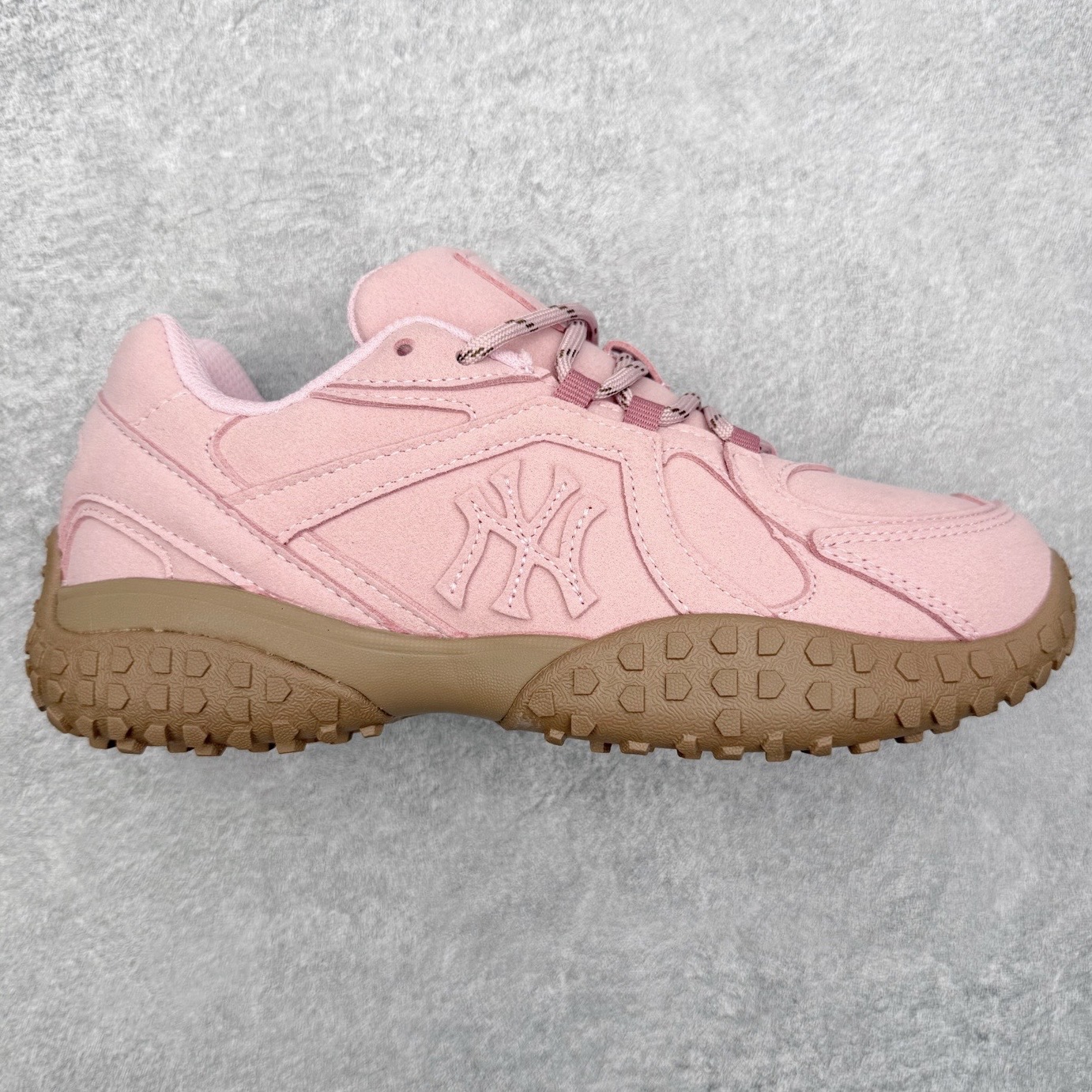 MLB 纽约洋基队合成革休闲舒适复古时尚双色鞋带轻量运动百搭豆豆薄底鞋防滑轻便低帮板鞋 男女同款 MLB是韩国F&F旗下潮流服装品牌，拥有150年历史的经典传统，是街头文化和国际生活方式的领导者。MLB 拥有包括男装、女装、童装、配饰在内的全品类服饰，提供覆盖各性别、各年龄层、From Head to Toe的穿搭装备。其产品结合了韩国的时尚造型与质感，展现了运动服饰也可以兼具时尚潮流的风格。在产品设计上，MLB不仅融合了美国职业棒球大联盟的各当家球队，更结合了棒球运动中的各个元素。尺码：35 36 36.5 37.5 38 38.5 39 40 40.5 41 42 42.5 43 44 44.5 45-选品中心