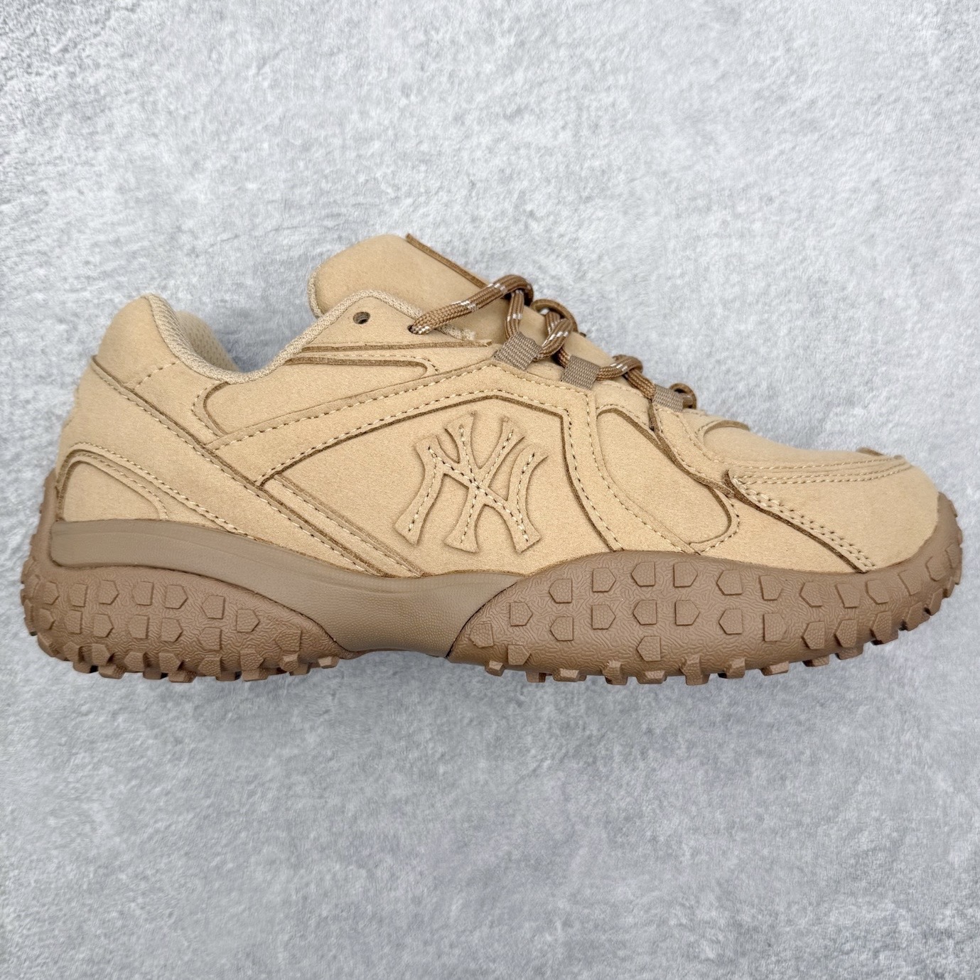 MLB 纽约洋基队合成革休闲舒适复古时尚双色鞋带轻量运动百搭豆豆薄底鞋防滑轻便低帮板鞋 男女同款 MLB是韩国F&F旗下潮流服装品牌，拥有150年历史的经典传统，是街头文化和国际生活方式的领导者。MLB 拥有包括男装、女装、童装、配饰在内的全品类服饰，提供覆盖各性别、各年龄层、From Head to Toe的穿搭装备。其产品结合了韩国的时尚造型与质感，展现了运动服饰也可以兼具时尚潮流的风格。在产品设计上，MLB不仅融合了美国职业棒球大联盟的各当家球队，更结合了棒球运动中的各个元素。尺码：35 36 36.5 37.5 38 38.5 39 40 40.5 41 42 42.5 43 44 44.5 45-选品中心