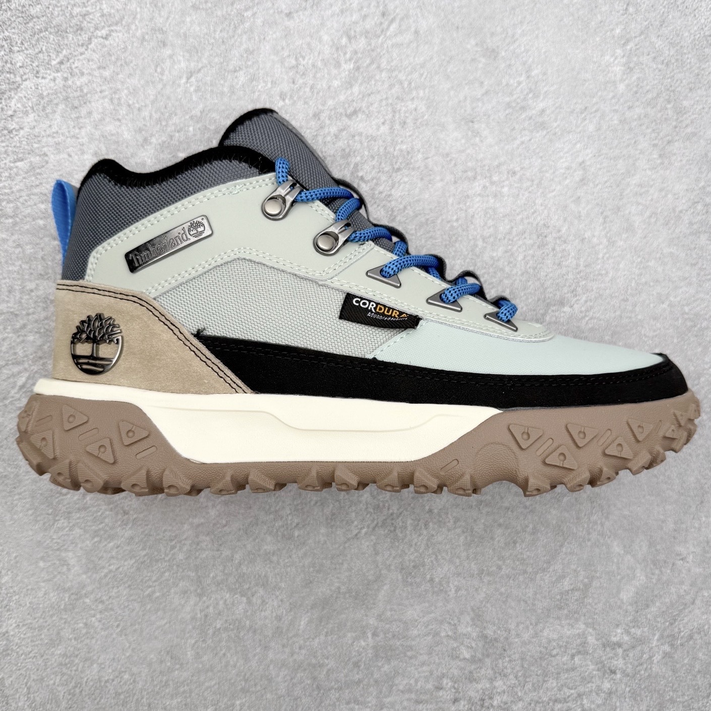 Timberland Greenstride Motion 6 添柏岚防滑耐磨低帮户外功能鞋 简约大方的造型设计，给人以随性休闲的时尚格调，穿着舒适轻便，运动灵活自如，满足日常个性穿搭。Timberland户外品牌最早成立于1918年的美国波士顿，它的成功故事就从第一双防水皮靴Yellow Boots开始。这双具备完全防水机能的靴子瞬间广受好评，他那独创又不失古典的款式，以及大胆使用黄色的崭新风格，吸引了广大消费者的目光。现今仍不改其原有风貌的这双黄靴，就是火遍全球的“大黄靴”。Timberland的高端工艺、实穿耐用等特点让他拥有绝对鞋界地位。尺码：40 41 41.5 42 43 43.5 44 44.5 45 45.5 46-选品中心