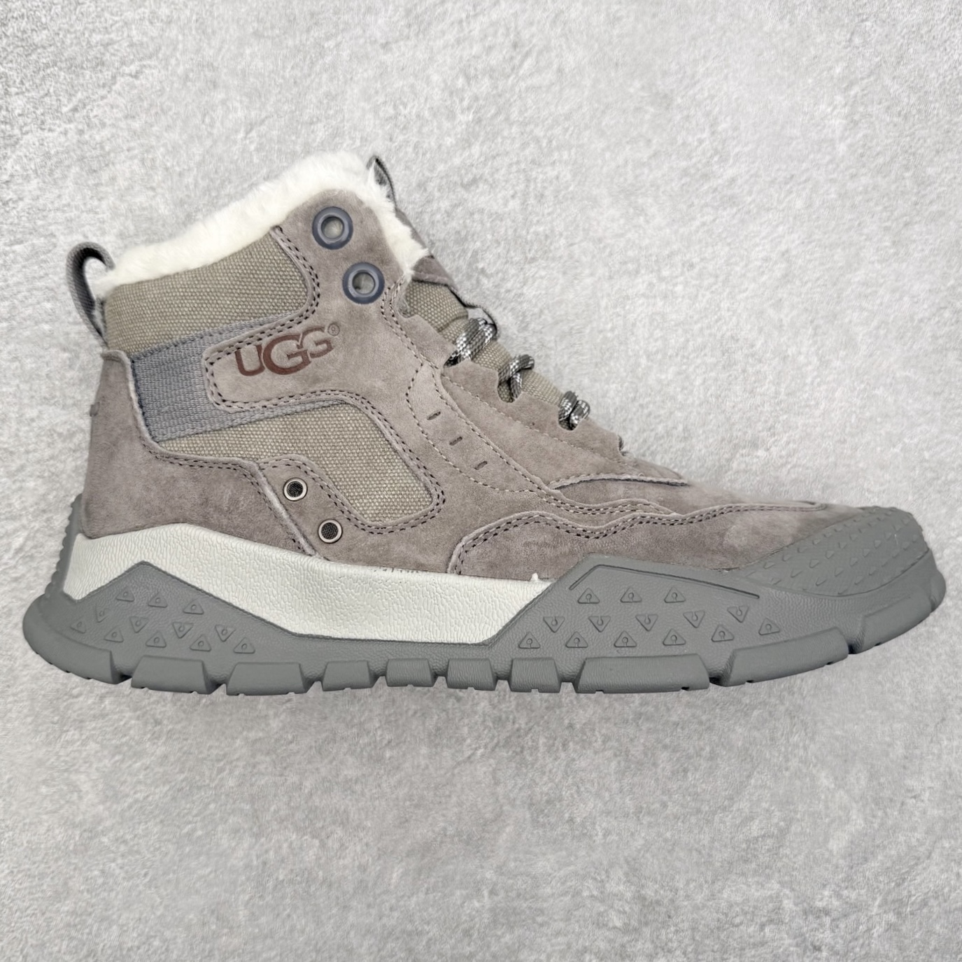 UGG Tasman Weather Hybrid 塔斯曼混合系列户外中帮休闲马丁靴雪地靴UGG秋冬新品 秋冬必备(内里加绒保暖🔥)时尚休闲马丁靴雪地靴系列 代购专供品质 面料采用进口头层牛皮材质 鞋内里采用🔥毛茸一体内里保暖锁热。外置防滑橡胶大底 系带设计 穿脱十分方便 采用TPU模压定型真皮鞋面材质#科技外底防滑,耐磨性和良好的弹性!尺码:39-44-选品中心