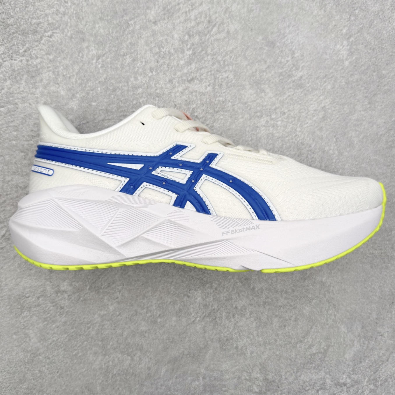ASICS NOVABLAST 5 亚瑟士舒适缓震跑鞋 鞋面从NOVABLAST 3的工程网眼升级为一片式轻量编织设计 提升了跑鞋的透气性 并配备结构鞋舌 进一步提升透气性的同时减少鞋舌滑动 从而实现更好的包裹感 后跟结构也是亮点之一 不仅提升了稳定性 还能给跑者提供更强支撑 上脚舒适度非常明显 无论如何跑跳晃动 双脚都被包裹的非常服帖舒适 同时前脚掌有足够空间 中足又很贴合 后跟高度和弧度也都非常舒适 从NOVABLAST 5采用全新FF BLAST PLUS ECO轻量高能回弹泡棉材料 这是一种超过20%的生物基可再生资源 在带给跑者更舒适体验同时助力减轻环境负担 值得关注的是NOVABLAST 4将成为该系列首款贴有CO2e标签的鞋款 以进一步严格贯彻ASICS亚瑟士的可持续发展理念 大底采用了低密度设计的AHAR LO 更大程度增强鞋款耐磨性 提升使用寿命 外底液采用了全新设计 其灵感来源于植物的斐波那契螺旋叶片图案 独特的几何纹路使新一代鞋款的外观更具标志性 中底和大底设计都是为了让跑者获得更大的能量反馈 更强的回弹性 在跑步过程中轻弹畅跑 看配置就能感受到NOVABLAST的优势 高回弹、高缓震、且耐用的综合长跑训练鞋 尺码：36 37 38 39 39.5 40 40.5 41.5 42 42.5 43.5 44 45-选品中心