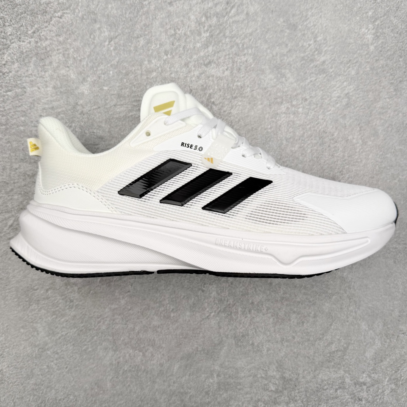 AD Supernova Rise 阿迪全新休闲轻跑鞋 款鞋采用了Dreamstrike+ 中底 将缓冲材质与柔软的织物相结合 以最大限度地减少刺激性摩擦和慢跑后水泡的可能性 在美学方面 Supernova Rise 从自然和生物中汲取灵感 如深色底色和半绿色细节 尺码：36 36.5 37.5 38 38.5 39 40 40.5 41 42 42.5 43 44 44.5 45-选品中心