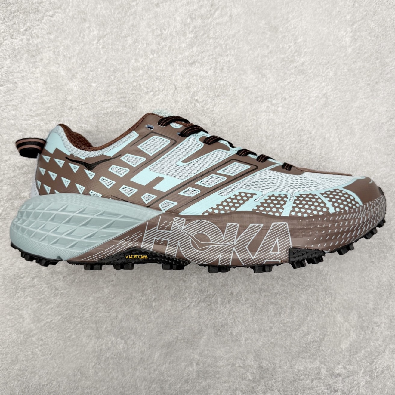 HOKA ONE ONE SPEEDGOAT 2 舒适百搭低帮 越野跑步鞋 男女同款 HOKA ONE ONE是来自美国的跑步鞋知名品牌，创立于2009年，始终致力于为所有跑者提供更新、更好的跑步装备。相比常规跑鞋，HOKA ONE ONE特别研发使用性能独特的几何形跑鞋中底，此种鞋底更厚、更高、回弹性也更好，除了卓越的缓冲性能，它还能为各种阶段的跑者带来更具动感、更加稳定的跑步体验。HOKAONE ONE从设计之初就清楚意识到，要保证跑者步幅的均匀一致，双脚自然而然的运动至关重要。尺码：36 36.5 37.5 38 39 40 40.5 41 42 42.5 43 44 45-选品中心