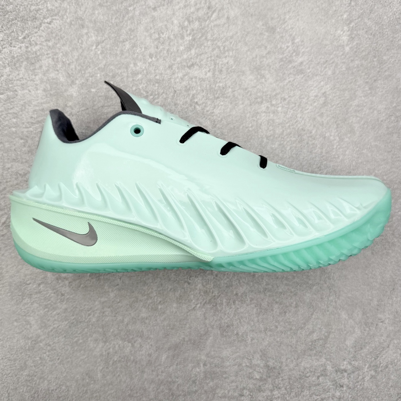 ＃K版 NK Air Zoom G.T.4.0 EP 新款实战低帮篮球鞋 一个月返厂/换新售后服务 支持各种实战 全套原纸板楦头开发 独家原档数据私模唯一正确8层组合大底 全新GT 4.0全掌搭载了 ZoomX 泡棉 使得整双鞋在缓震表现上可谓相当优秀 拥有着顶级科技配置的同时 颜值设计也非常可观 整体鞋型仍然保留了前低后高的设计 G.T. Cut 传统的突进极速突破的感觉 鞋头麂皮材质和 NK Flywire 飞线工艺 相对来说包裹感更好了 必备的TPU 支撑片 两侧 Swoosh 的透气孔设计 起到散热透气的作用 鞋舌采用类似跑鞋的半开叉式设计 搭配鞋带既可以提升包裹感 又降低了运动中鞋舌乱跑的可能性 鞋子内里填充相当厚实 避免掉跟 尺码：36 36.5 37.5 38 38.5 39 40 40.5 41 42 42.5 43 44 44.5 45 45.5 46-选品中心