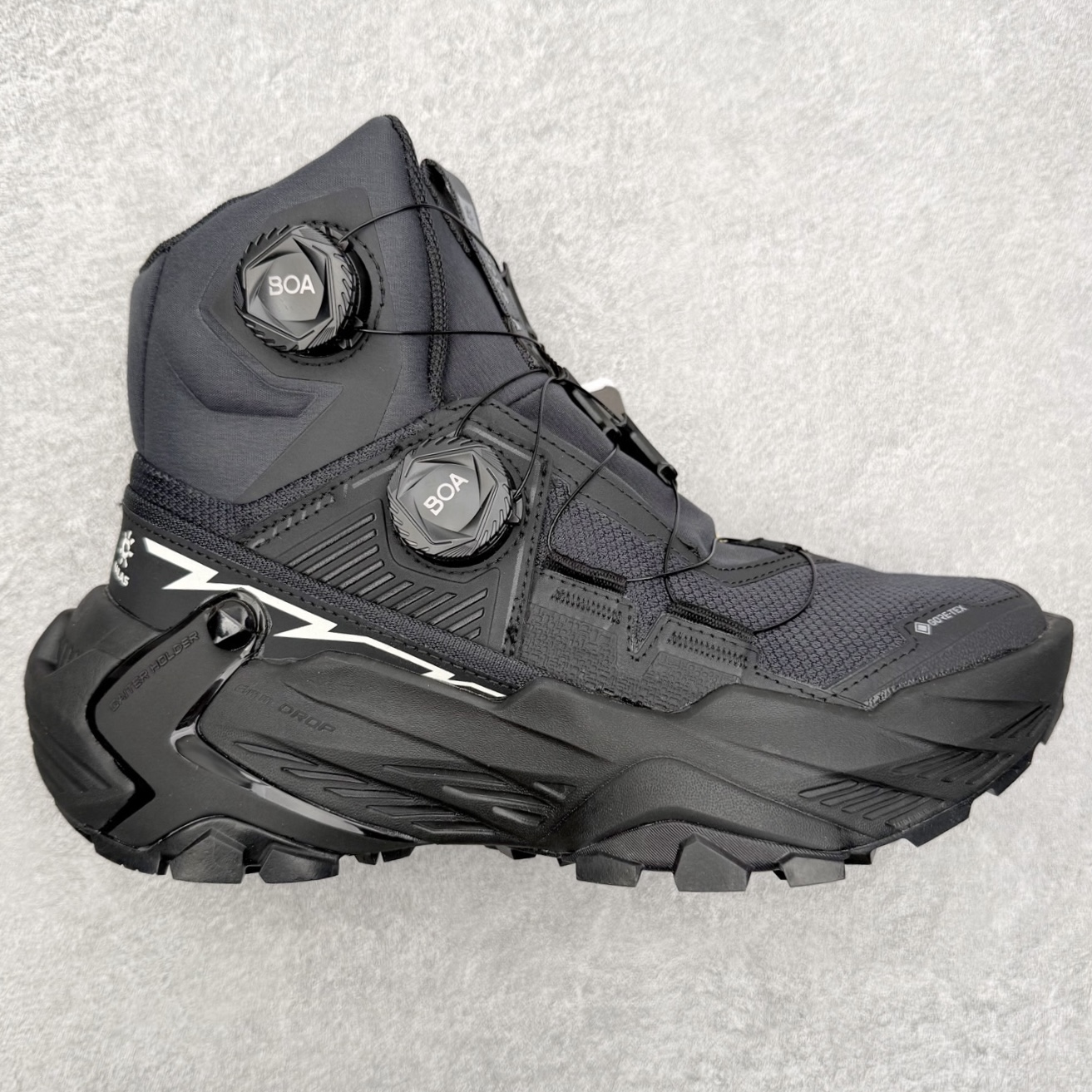 ＃K版 KAILAS YAN GTX HIGH 凯乐石运动户外舒适时尚防滑防水透气高帮登山徒步鞋 KAILAS凯乐石品牌是全球三大全系攀登品牌之一，于2003年创立于中国广州，致力于为有攀登梦想的户外运动员及爱好者，研发制造功能性专业装备，满足他们在极限环境下安全舒适的需求，凯乐石专注于科技面料的开发及专业功能设计，产品线覆盖登山、攀岩、徒步、越野跑山、露营、旅行等多项户外运动，通过运动员的测试反馈，不断进化迭代，产品荣获国内外大奖71座，发明专利21个，更突破性的自主研发攀登器械，打造出中国的攀登硬实力。实拍调校N版已经零色差零失真 百分百还原实物色彩所见即所得 不存在货不对板色差等低级问题 选购参考实物拍摄 不混卖不参货 只用心做好货严格选品 承诺混一赔十 尺码：36 36.5 37.5 38 38.5 39 40 40.5 41 42 42.5 43 44 44.5 45-选品中心