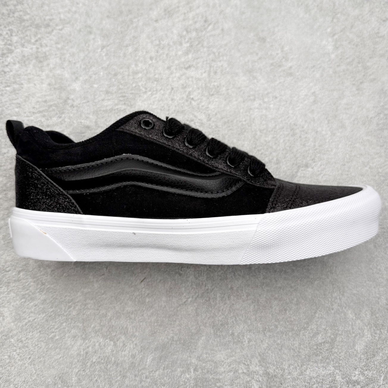 Vans Knu Skool 复古纹理抽绳 官方新款 经典肥胖版大Logo麂皮拼接黑色珠光亮面材质面包鞋 货号:VN000VB4CJK 尺码:35 36 36.5 37 38 38.5 39 40 40.5 41 42 42.5 43 44 45-选品中心