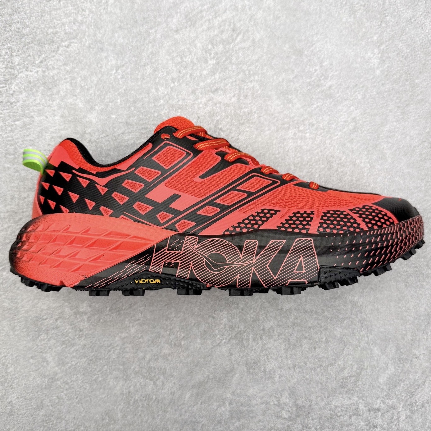 HOKA ONE ONE SPEEDGOAT 2 舒适百搭低帮 越野跑步鞋 男女同款 HOKA ONE ONE是来自美国的跑步鞋知名品牌，创立于2009年，始终致力于为所有跑者提供更新、更好的跑步装备。相比常规跑鞋，HOKA ONE ONE特别研发使用性能独特的几何形跑鞋中底，此种鞋底更厚、更高、回弹性也更好，除了卓越的缓冲性能，它还能为各种阶段的跑者带来更具动感、更加稳定的跑步体验。HOKAONE ONE从设计之初就清楚意识到，要保证跑者步幅的均匀一致，双脚自然而然的运动至关重要。尺码：36 36.5 37.5 38 39 40 40.5 41 42 42.5 43 44 45-选品中心