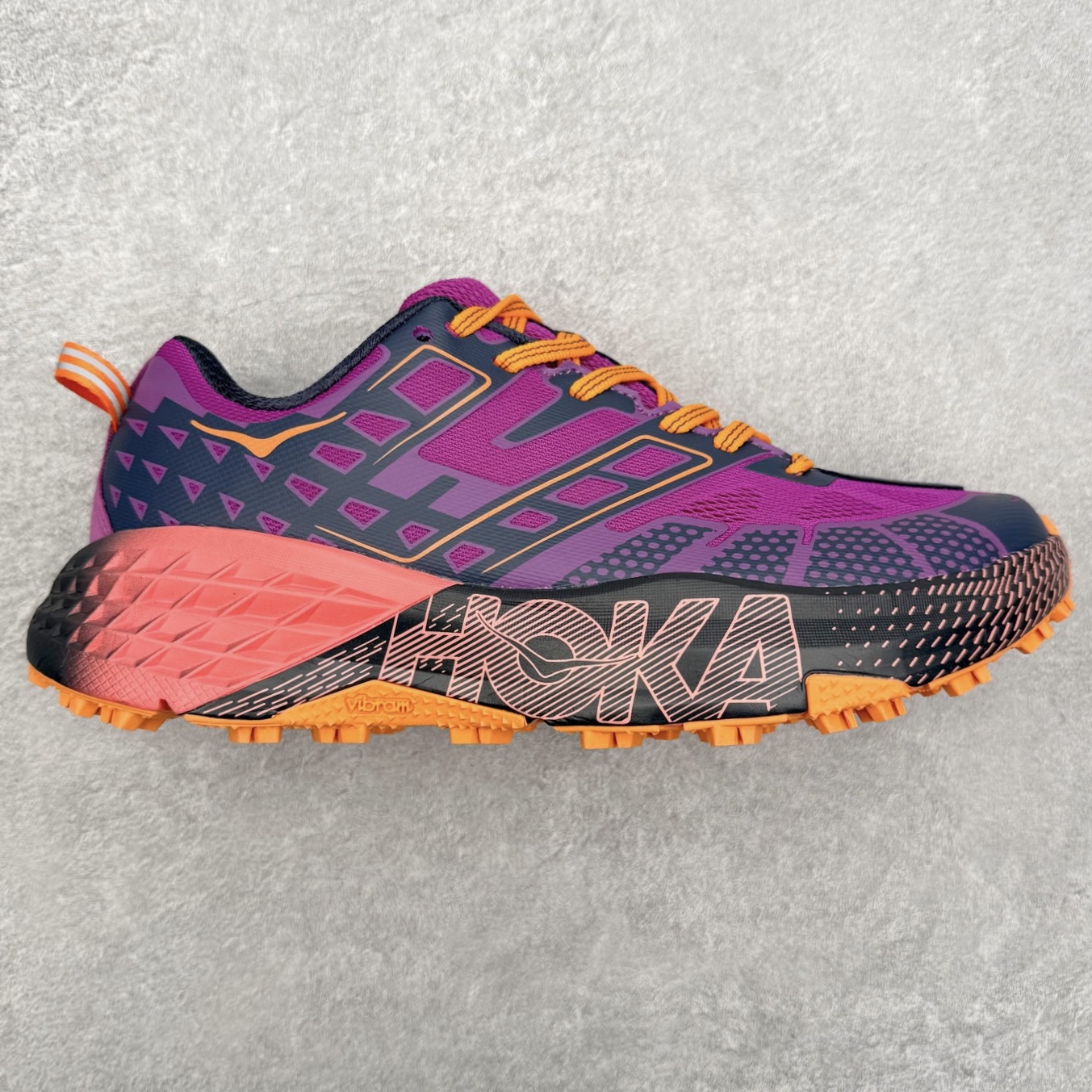 HOKA ONE ONE SPEEDGOAT 2 舒适百搭低帮 越野跑步鞋 男女同款 HOKA ONE ONE是来自美国的跑步鞋知名品牌，创立于2009年，始终致力于为所有跑者提供更新、更好的跑步装备。相比常规跑鞋，HOKA ONE ONE特别研发使用性能独特的几何形跑鞋中底，此种鞋底更厚、更高、回弹性也更好，除了卓越的缓冲性能，它还能为各种阶段的跑者带来更具动感、更加稳定的跑步体验。HOKAONE ONE从设计之初就清楚意识到，要保证跑者步幅的均匀一致，双脚自然而然的运动至关重要。尺码：36 36.5 37.5 38 39 40 40.5 41 42 42.5 43 44 45-选品中心