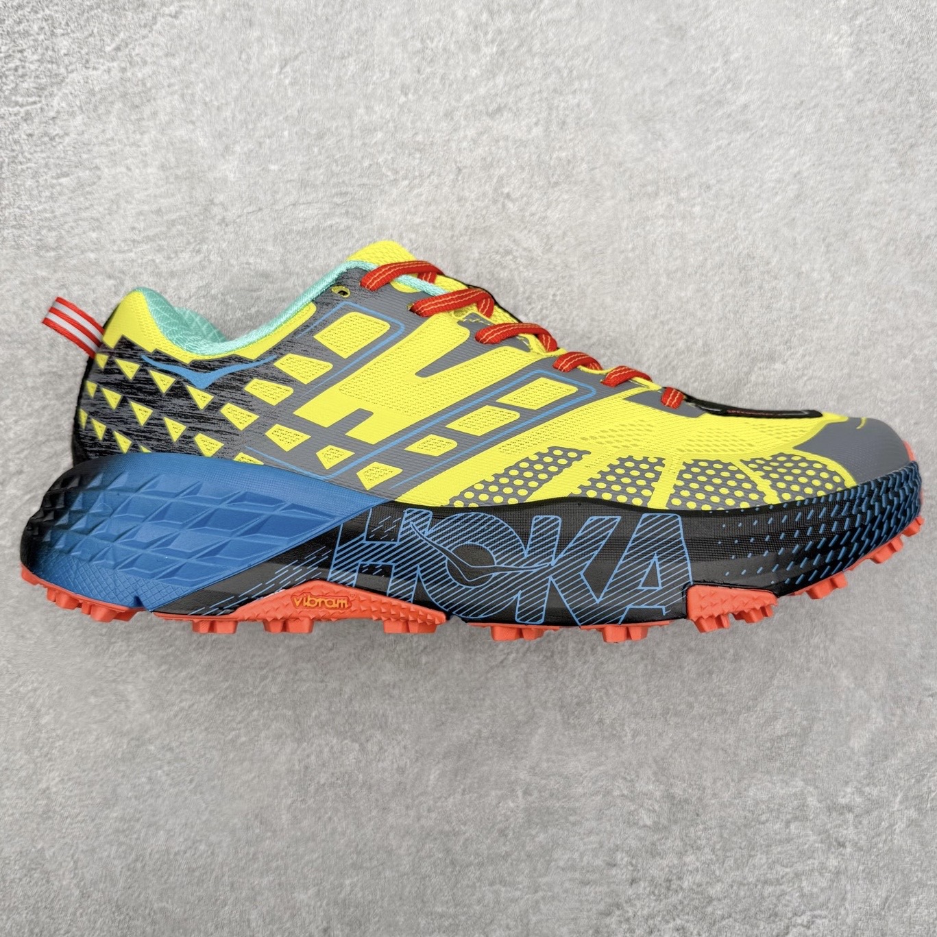 HOKA ONE ONE SPEEDGOAT 2 舒适百搭低帮 越野跑步鞋 男女同款 HOKA ONE ONE是来自美国的跑步鞋知名品牌，创立于2009年，始终致力于为所有跑者提供更新、更好的跑步装备。相比常规跑鞋，HOKA ONE ONE特别研发使用性能独特的几何形跑鞋中底，此种鞋底更厚、更高、回弹性也更好，除了卓越的缓冲性能，它还能为各种阶段的跑者带来更具动感、更加稳定的跑步体验。HOKAONE ONE从设计之初就清楚意识到，要保证跑者步幅的均匀一致，双脚自然而然的运动至关重要。尺码：36 36.5 37.5 38 39 40 40.5 41 42 42.5 43 44 45-选品中心