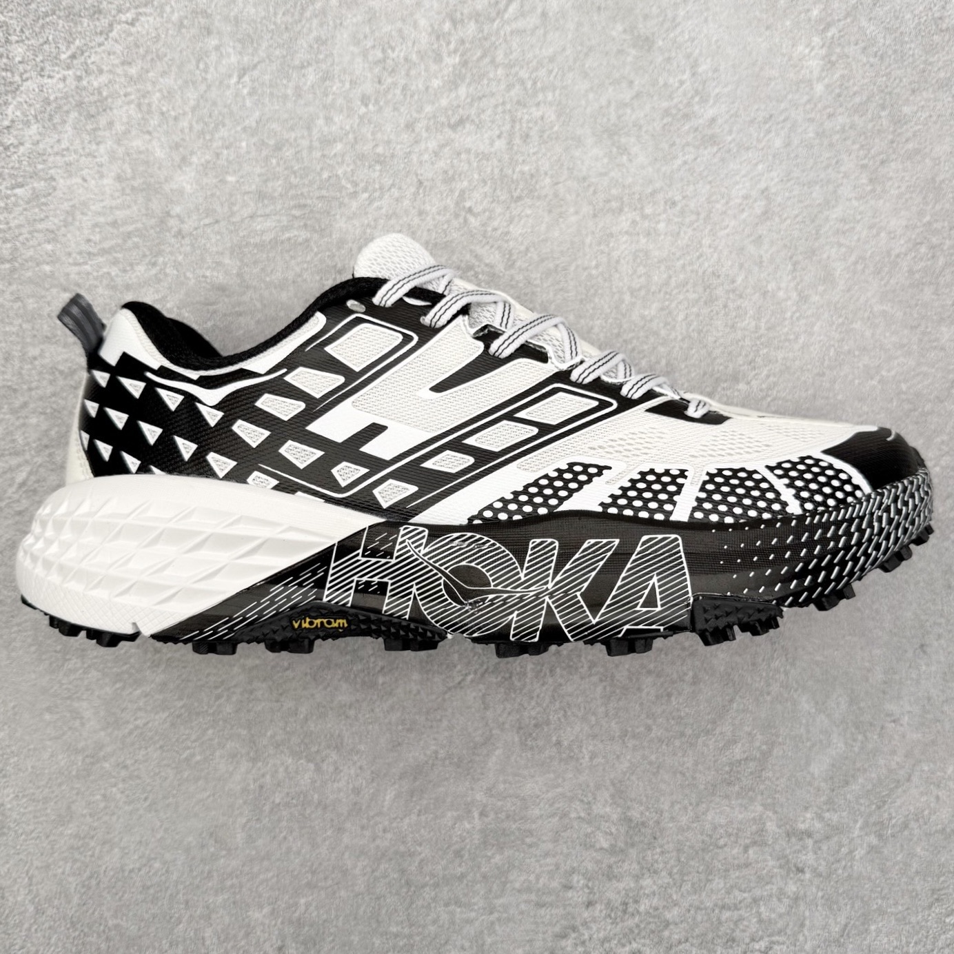 HOKA ONE ONE SPEEDGOAT 2 舒适百搭低帮 越野跑步鞋 男女同款 HOKA ONE ONE是来自美国的跑步鞋知名品牌，创立于2009年，始终致力于为所有跑者提供更新、更好的跑步装备。相比常规跑鞋，HOKA ONE ONE特别研发使用性能独特的几何形跑鞋中底，此种鞋底更厚、更高、回弹性也更好，除了卓越的缓冲性能，它还能为各种阶段的跑者带来更具动感、更加稳定的跑步体验。HOKAONE ONE从设计之初就清楚意识到，要保证跑者步幅的均匀一致，双脚自然而然的运动至关重要。尺码：36 36.5 37.5 38 39 40 40.5 41 42 42.5 43 44 45-选品中心