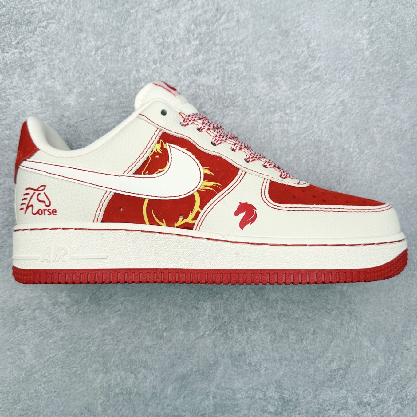 NK Air Force 1´07 Low 空军一号低帮百搭休闲运动板鞋 XL1979-133 柔软、弹性十足的缓震性能和出色的中底设计 横跨复古与现代的外型结合 造就出风靡全球 三十多年的Force 1 直到今天还深受青睐 实拍调校N版已经零色差零失真 百分百还原实物色彩所见即所得 不存在货不对板色差等低级问题 选购参考实物拍摄 不混卖不参货 只用心做好货严格选品 承诺混一赔十 尺码：36 36.5 37.5 38 38.5 39 40 40.5 41 42 42.5 43 44 44.5 45-选品中心